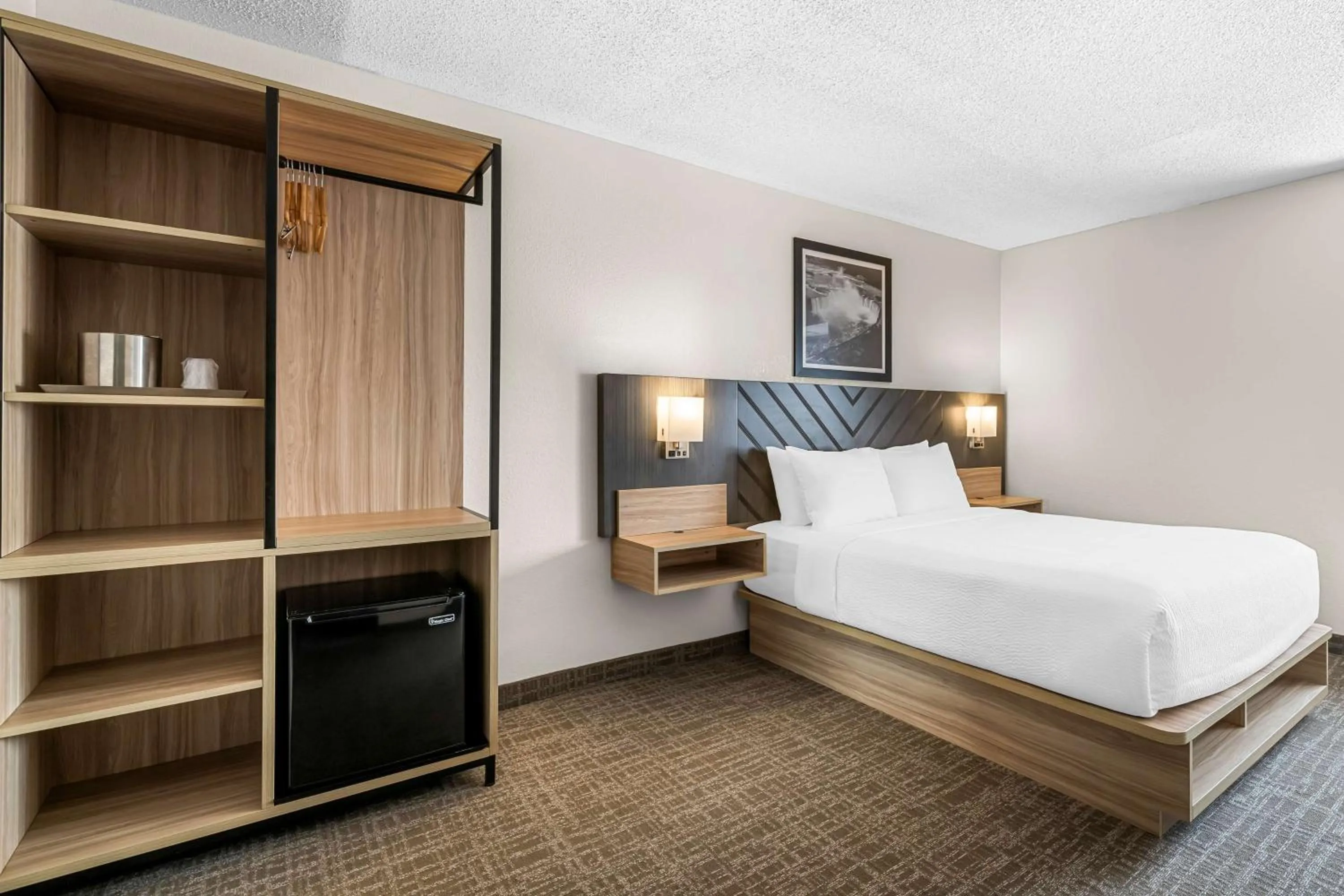 Bedroom, Bed in Eva Hotel Buffalo Airport, BW Signature Collection