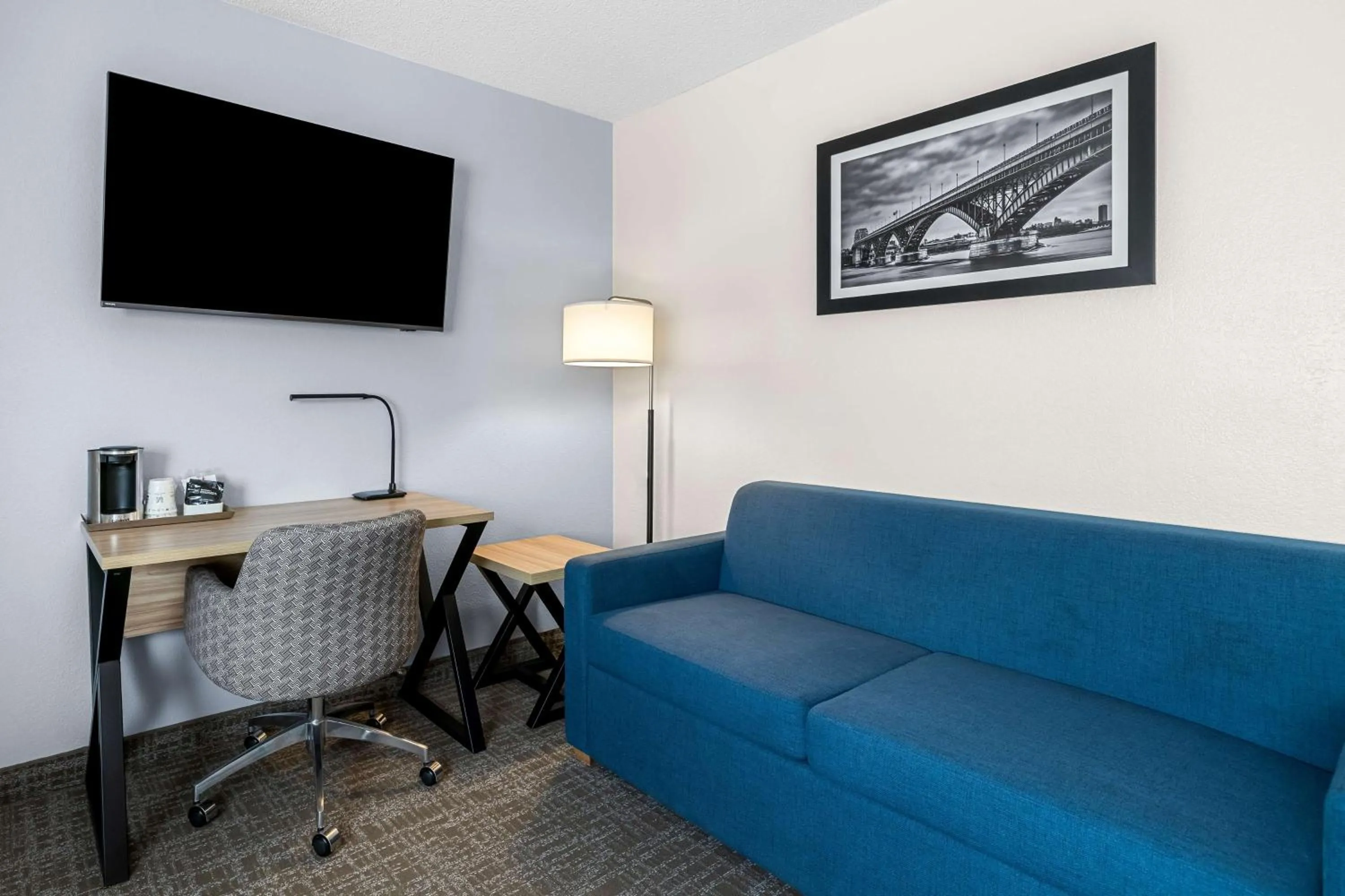 Bedroom in Eva Hotel Buffalo Airport, BW Signature Collection