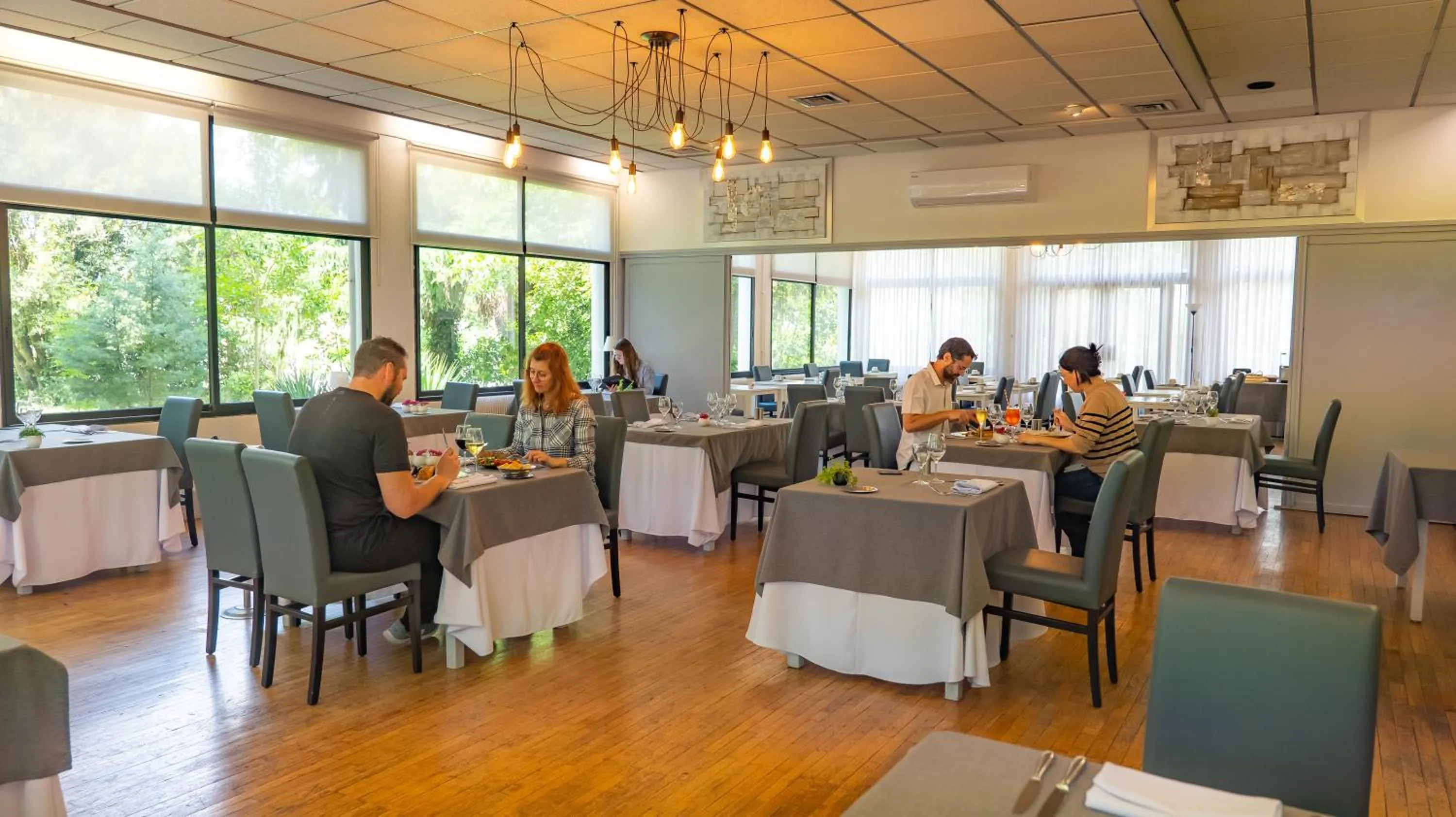 Restaurant/places to eat in Logis Hotels - Au Colombier du Touron