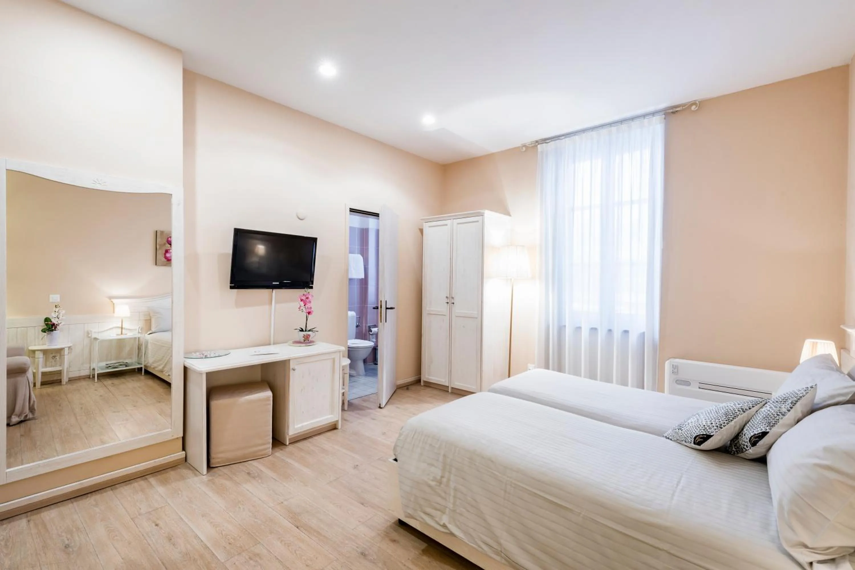 TV and multimedia, Bed in Albergo Ristorante La Palma