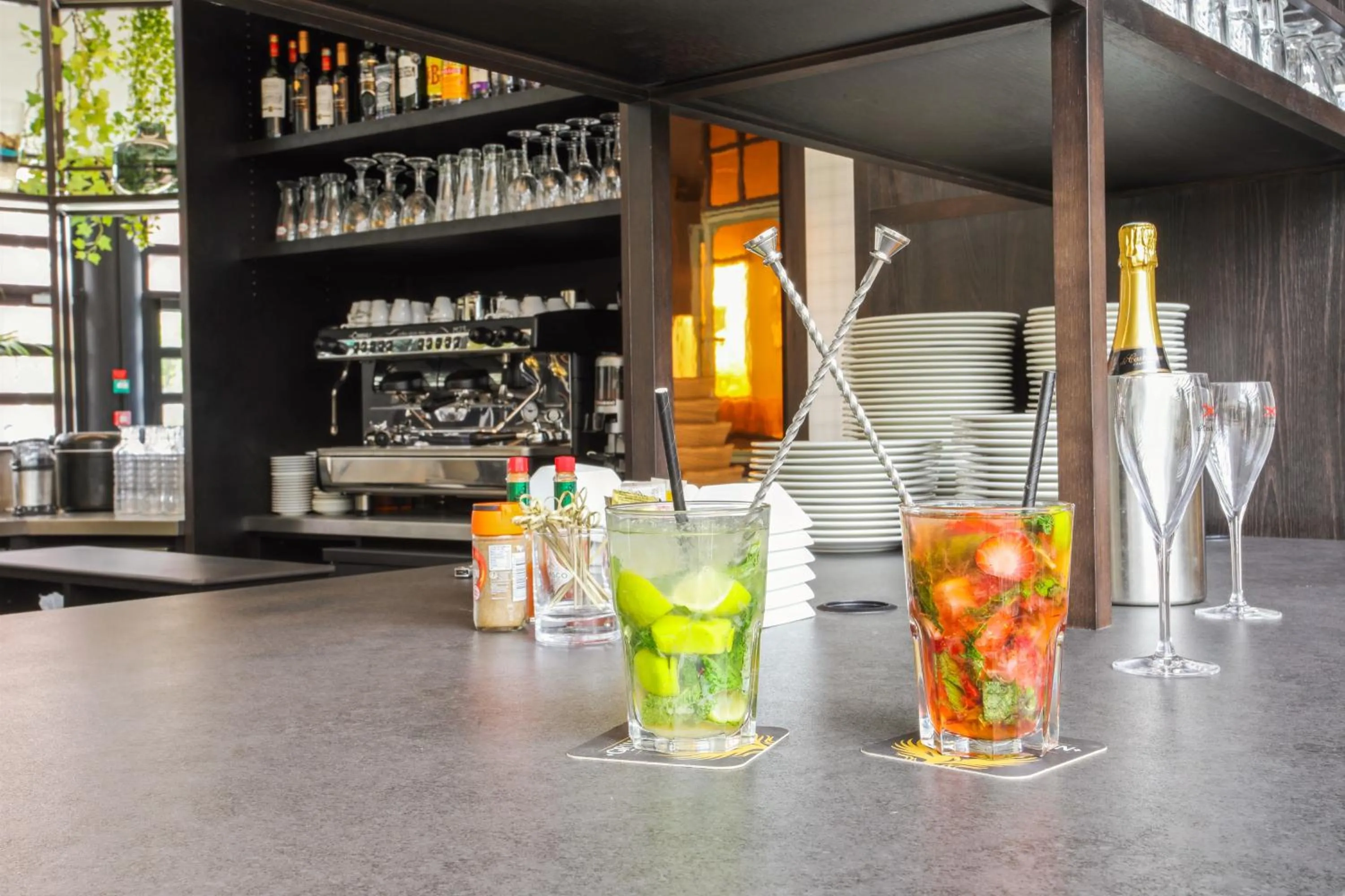 Lounge or bar in ibis Styles Evry Courcouronnes Hotel and Events