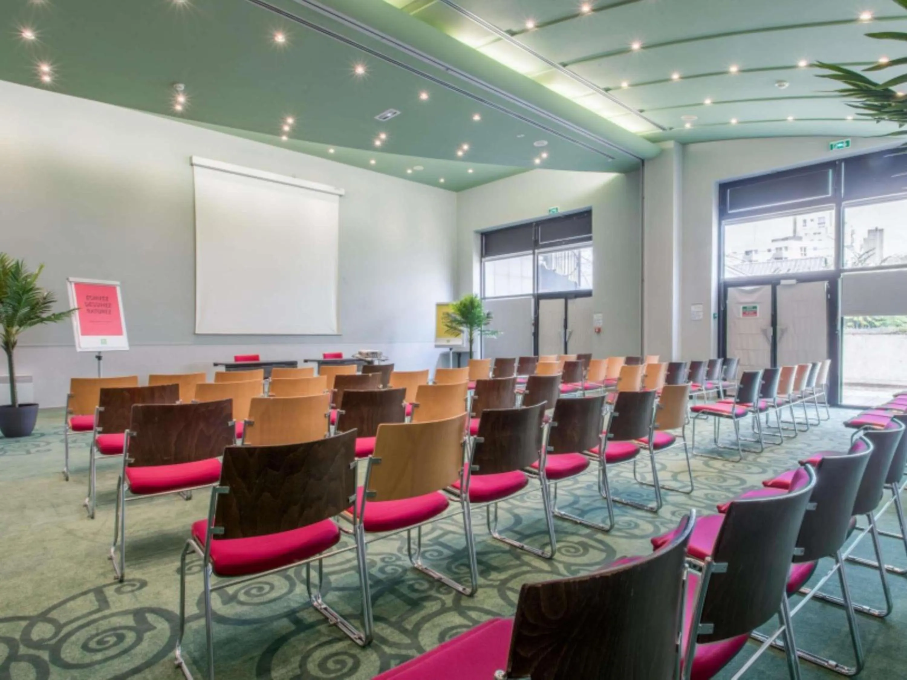 Meeting/conference room in ibis Styles Evry Courcouronnes Hotel and Events