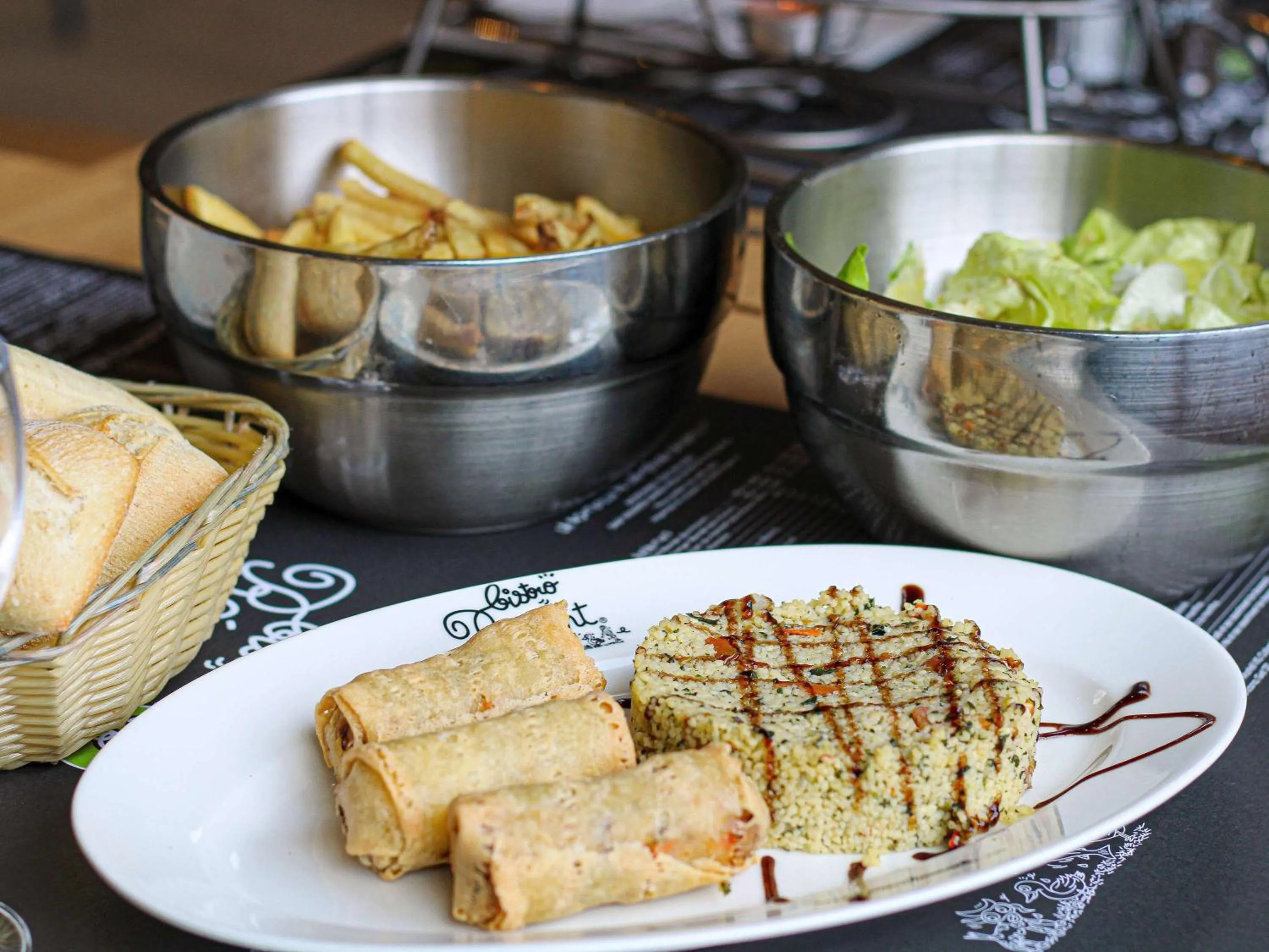 Restaurant/places to eat in ibis Styles Evry Courcouronnes Hotel and Events