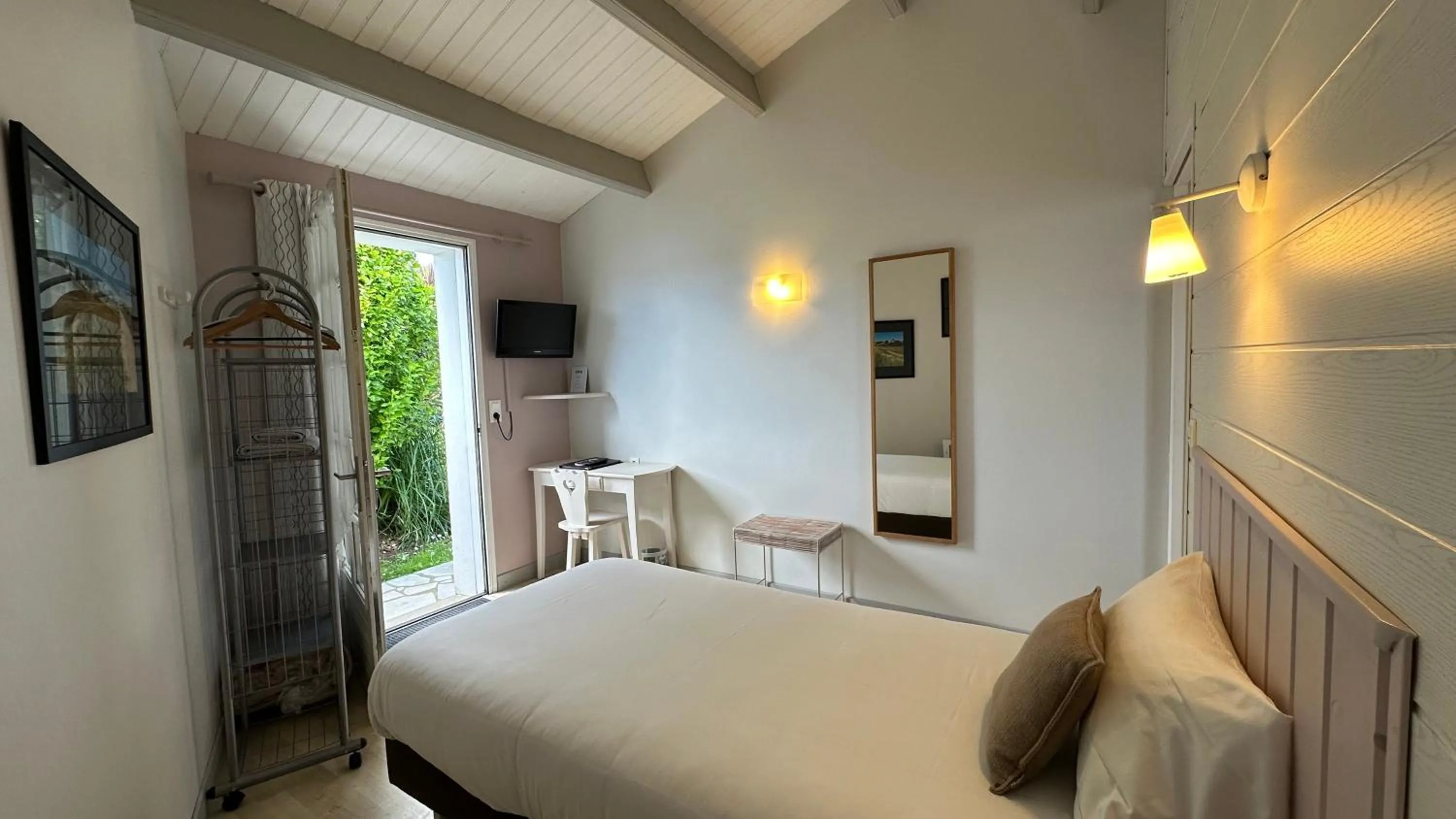 Bed in Hotel Le Goeland