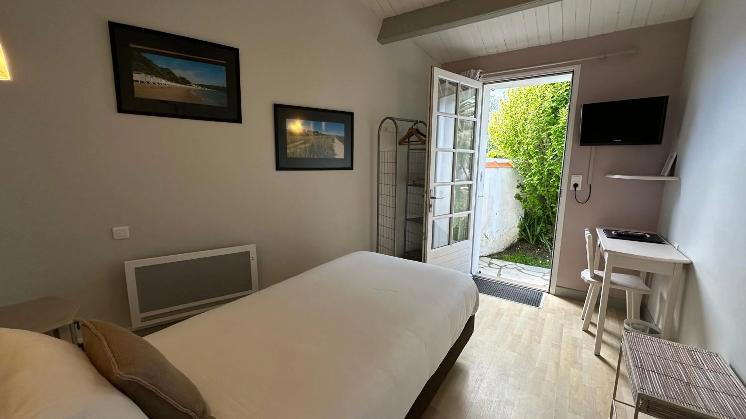 Bed in Hotel Le Goeland