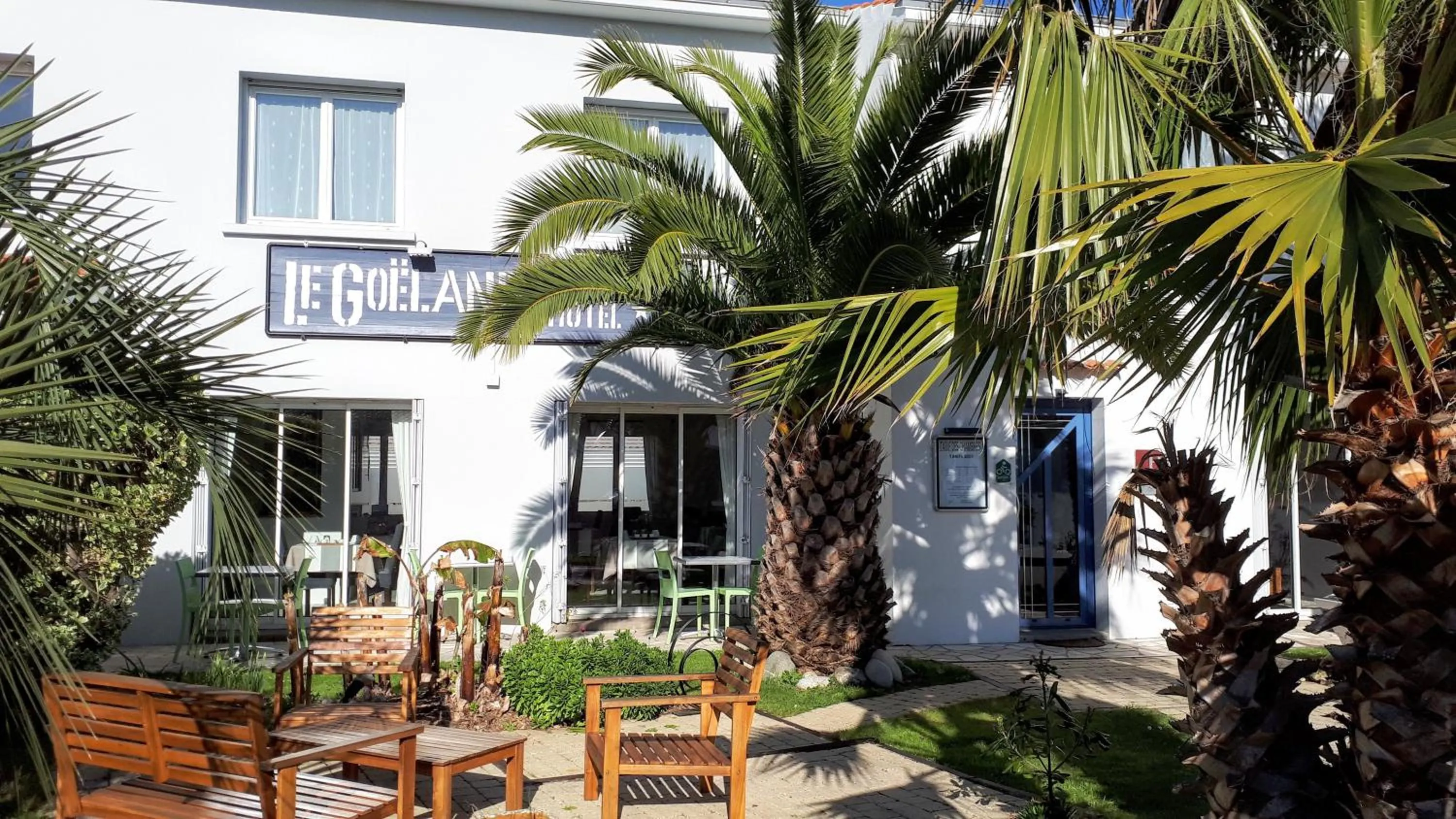 Property building in Hotel Le Goeland