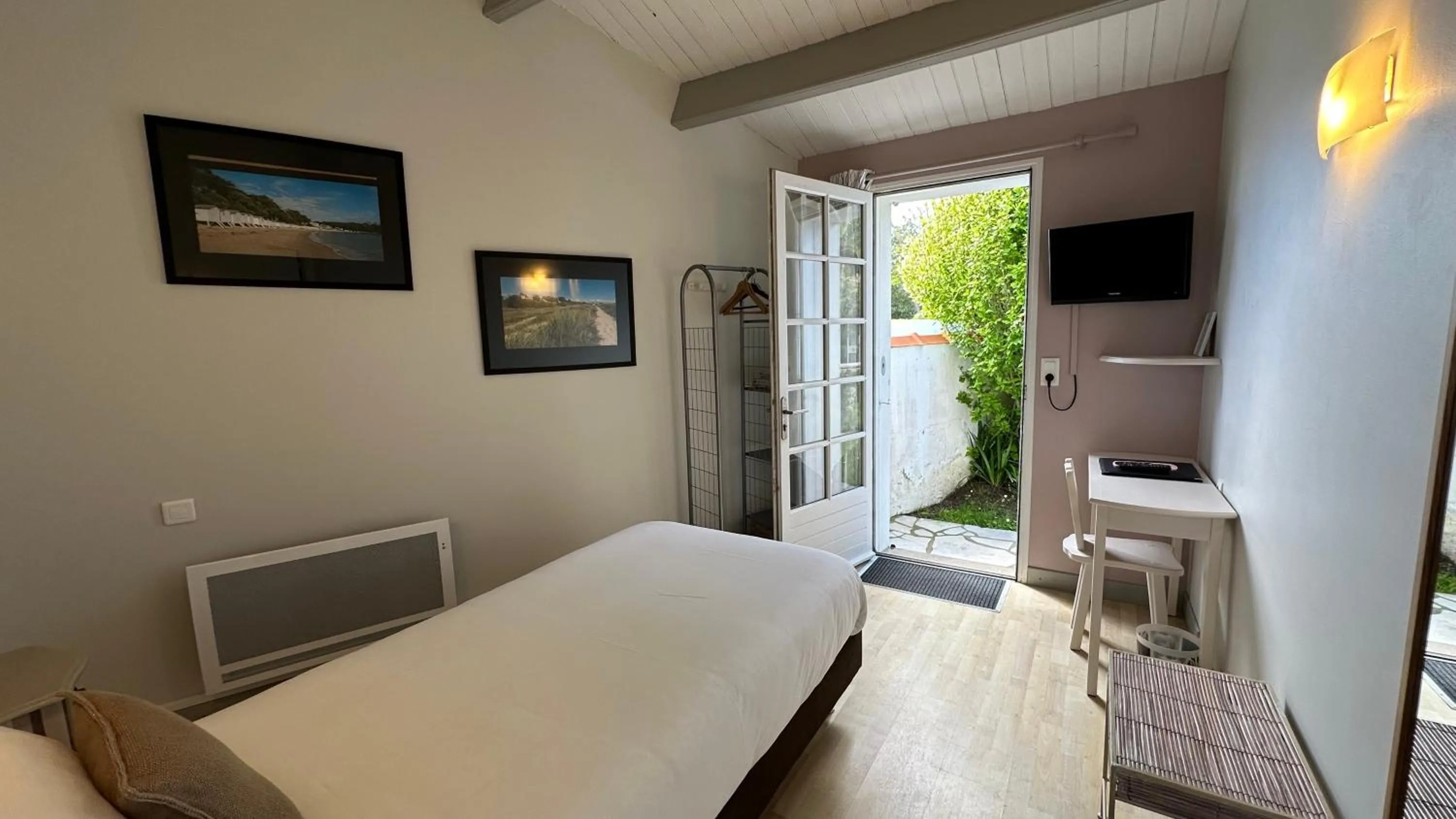 Bed in Hotel Le Goeland