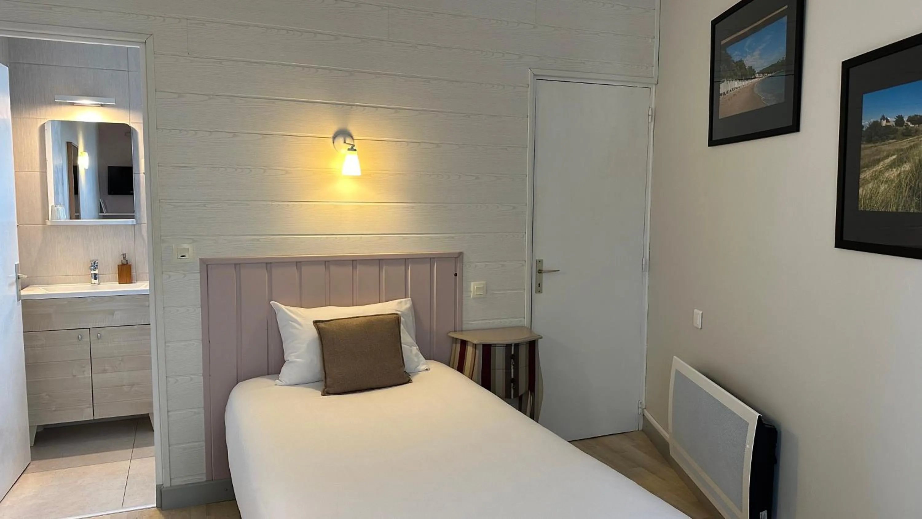 Bed in Hotel Le Goeland