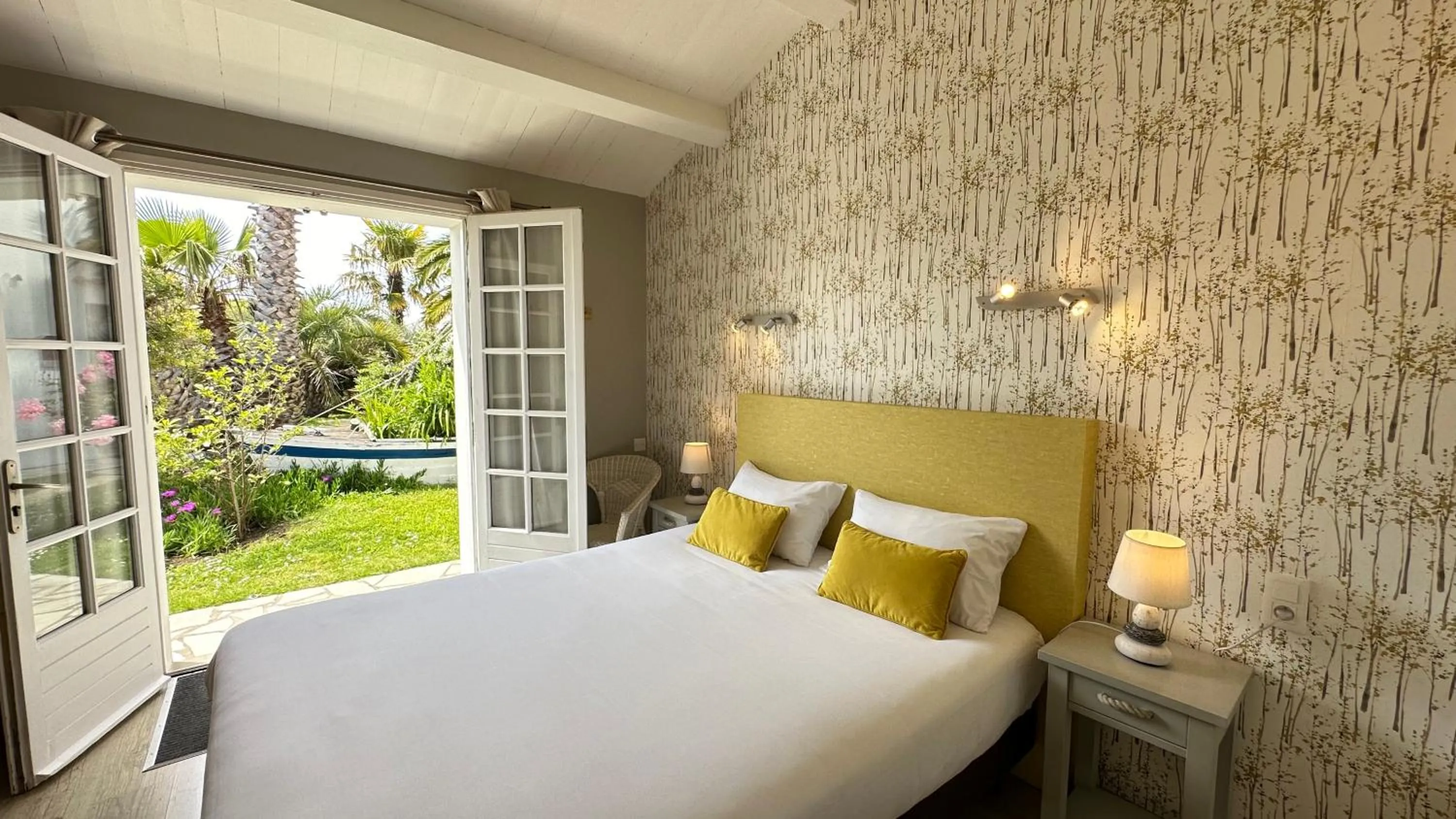 Bed in Hotel Le Goeland