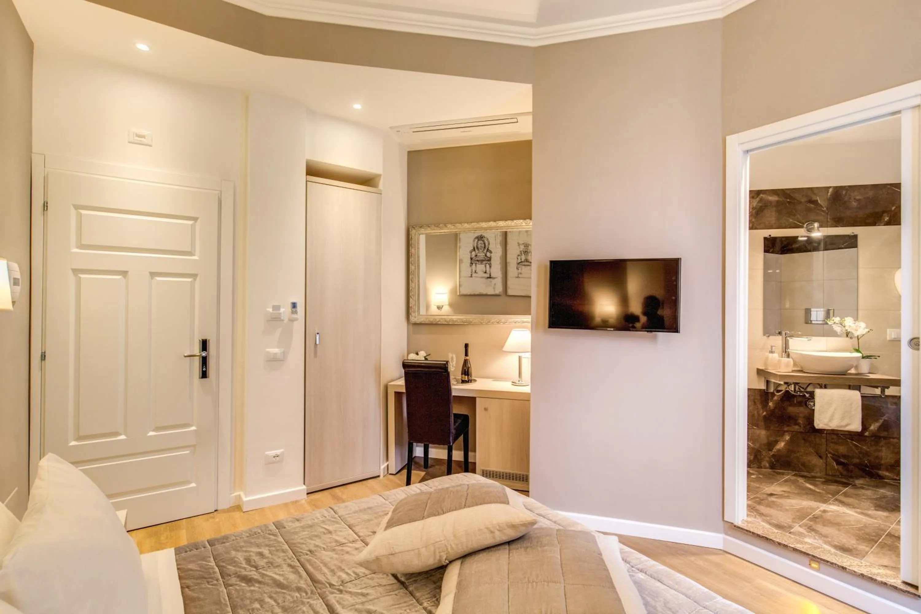 Photo of the whole room, Bed in The Bridge Suites