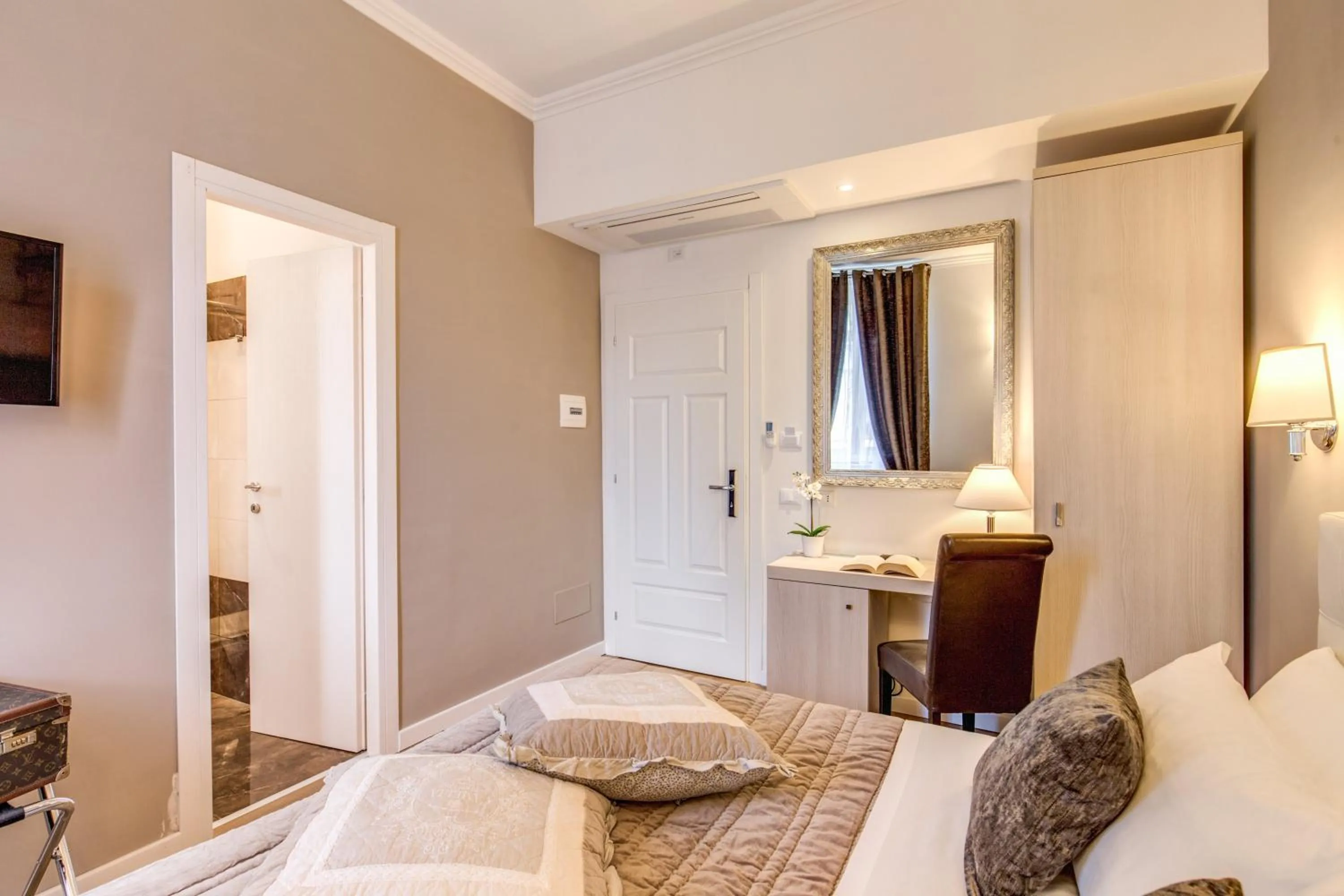 Photo of the whole room, Bed in The Bridge Suites