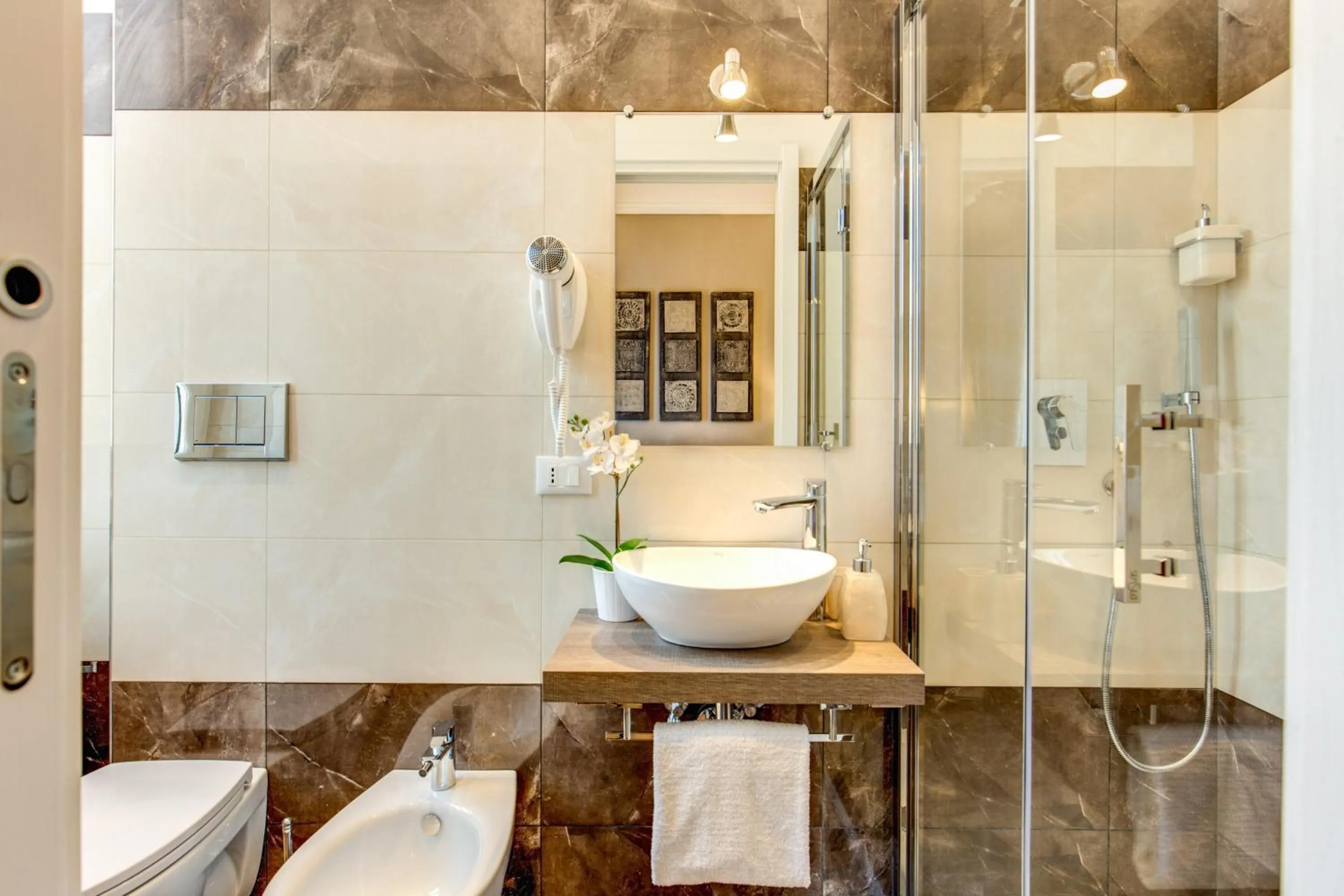 Photo of the whole room in The Bridge Suites