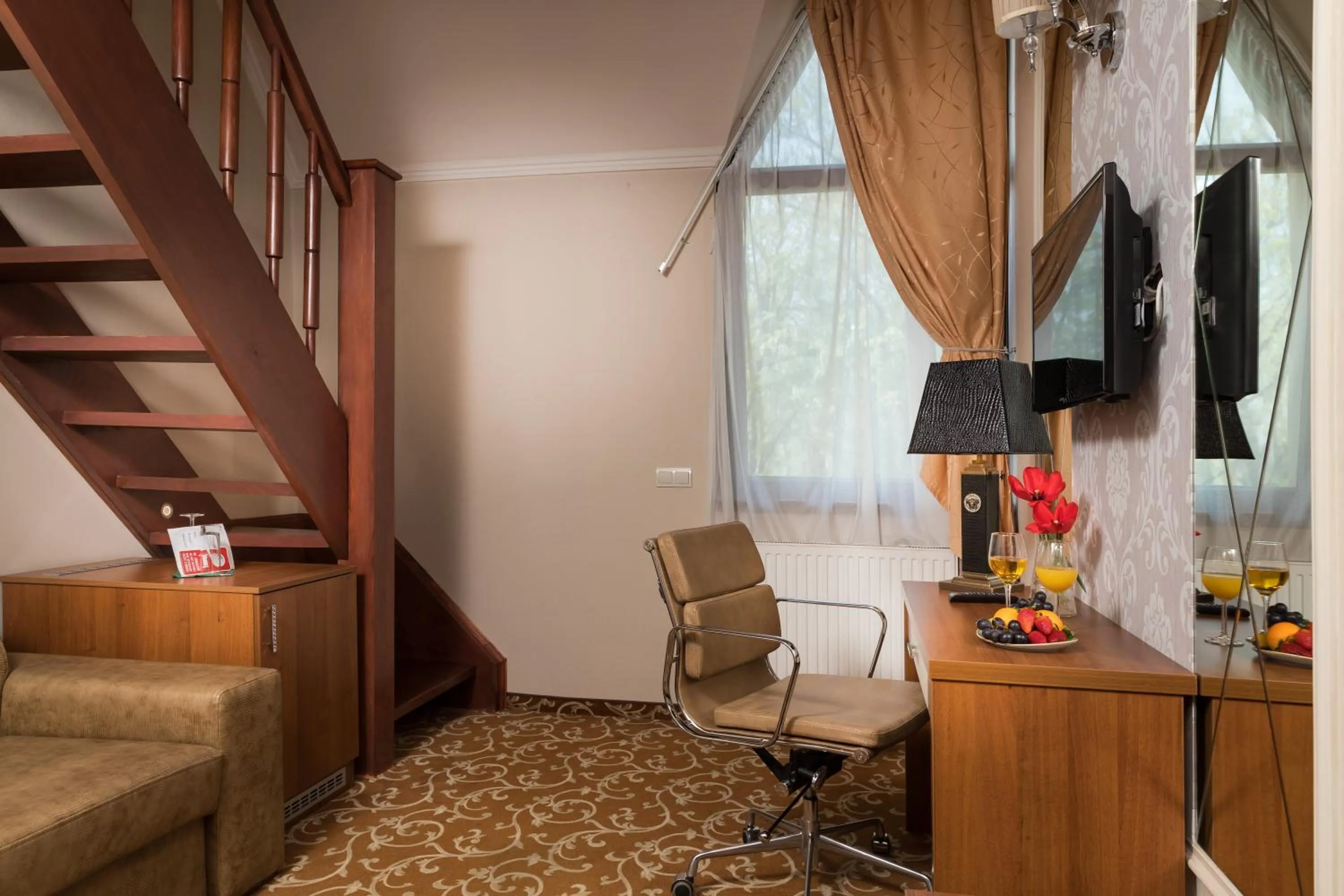 Photo of the whole room in Golden Ball Club