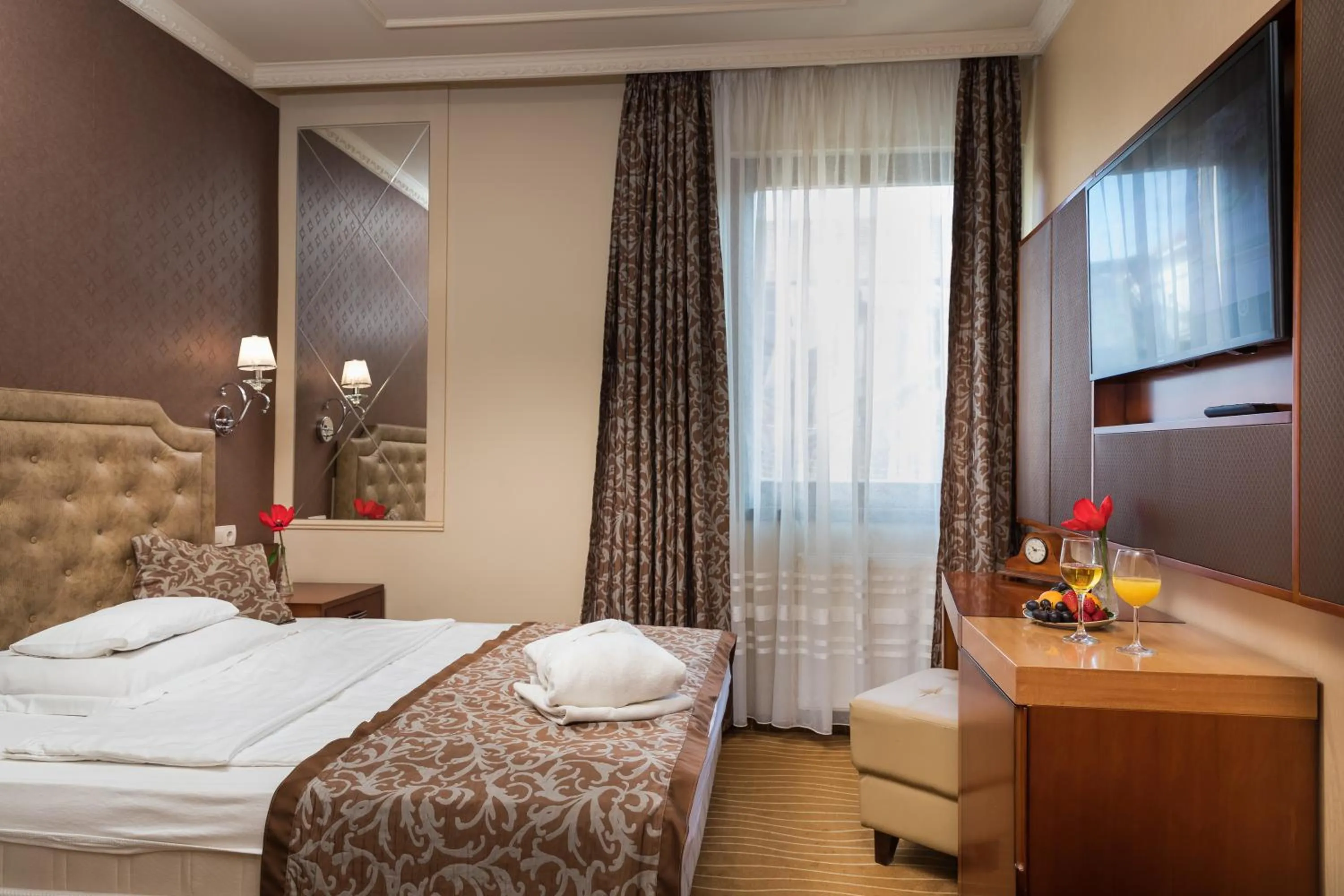 Photo of the whole room, Bed in Golden Ball Club