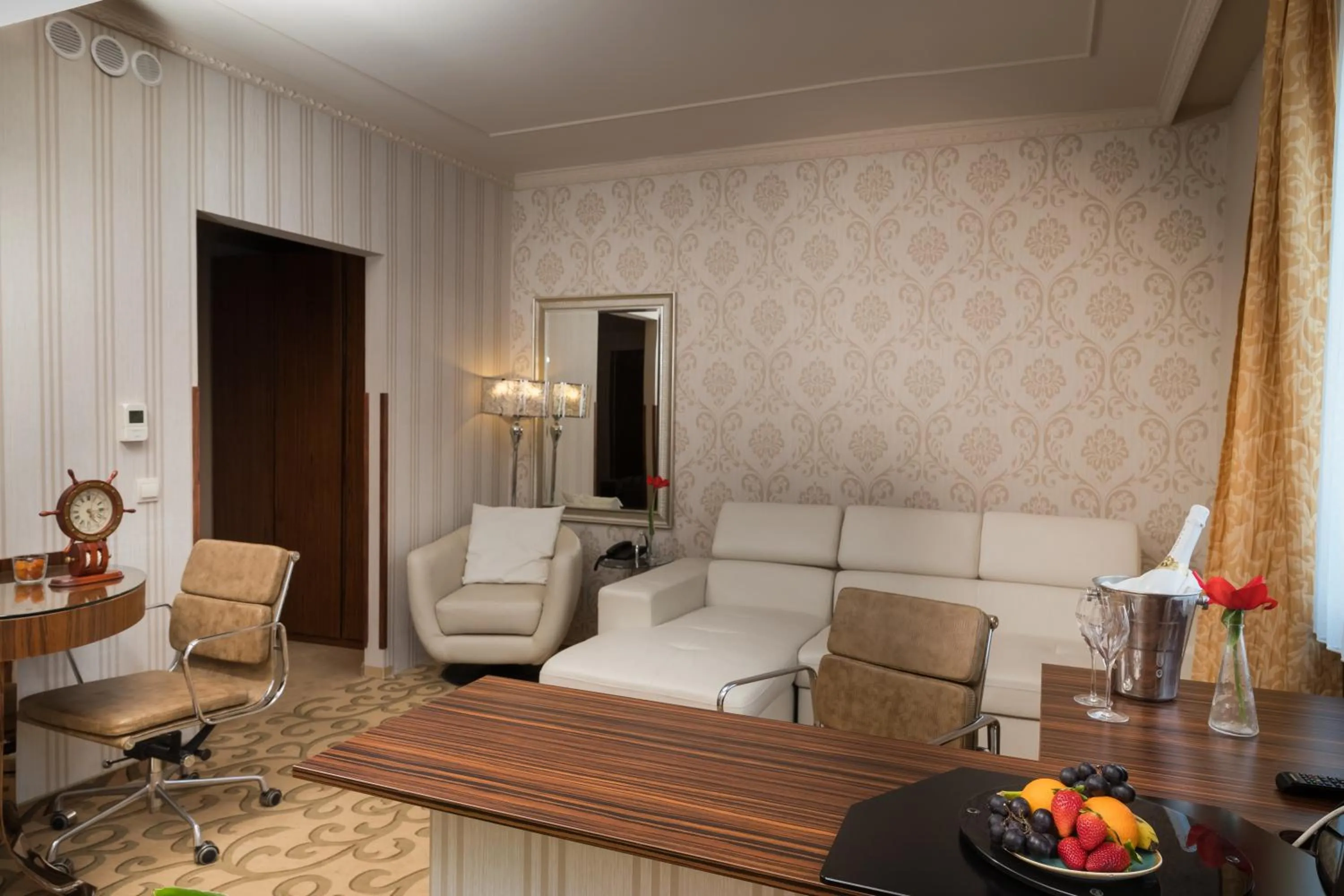 Photo of the whole room in Golden Ball Club