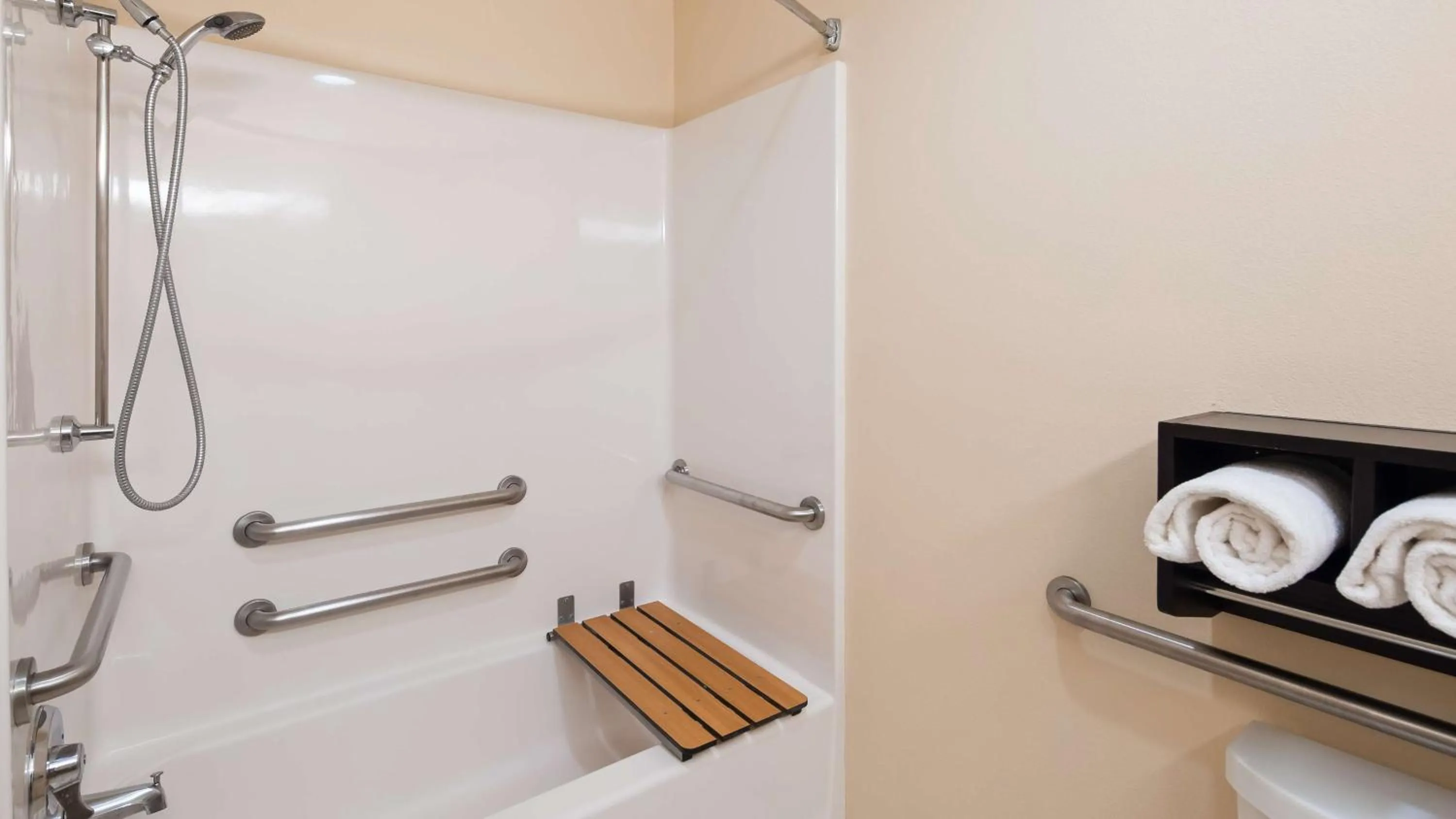 Bathroom in Best Western Leesburg