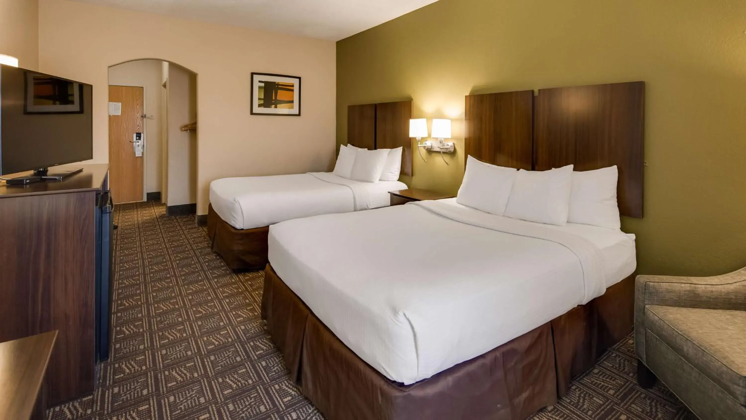 Queen Room with Two Queen Beds with Roll-In Shower in Best Western Rayne Inn Queen Room with Two Queen Beds with Roll-In Shower in Best Western Rayne Inn