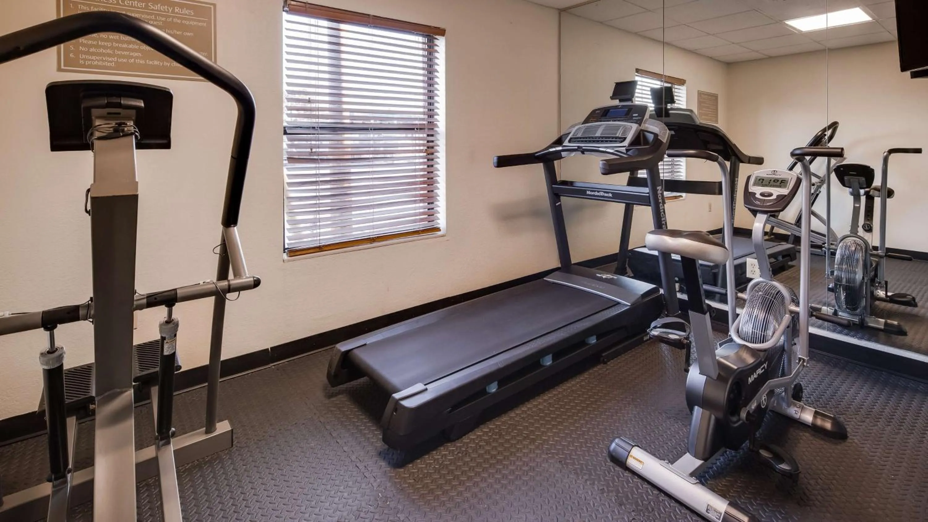 Fitness centre/facilities in Best Western Rayne Inn