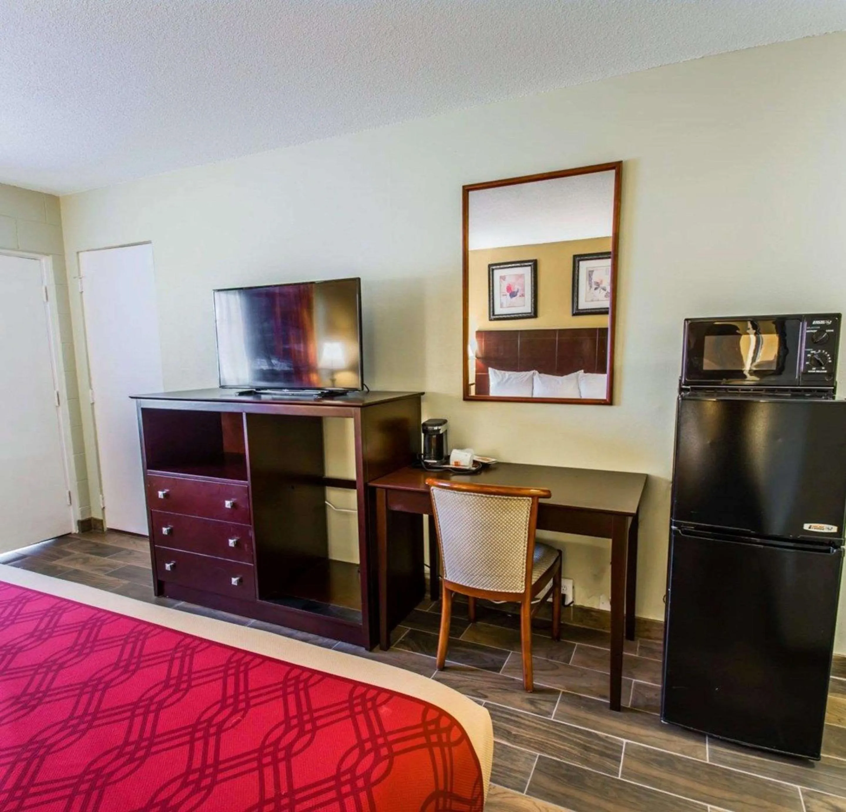Photo of the whole room in Econo Lodge Cocoa Beach - near the Port