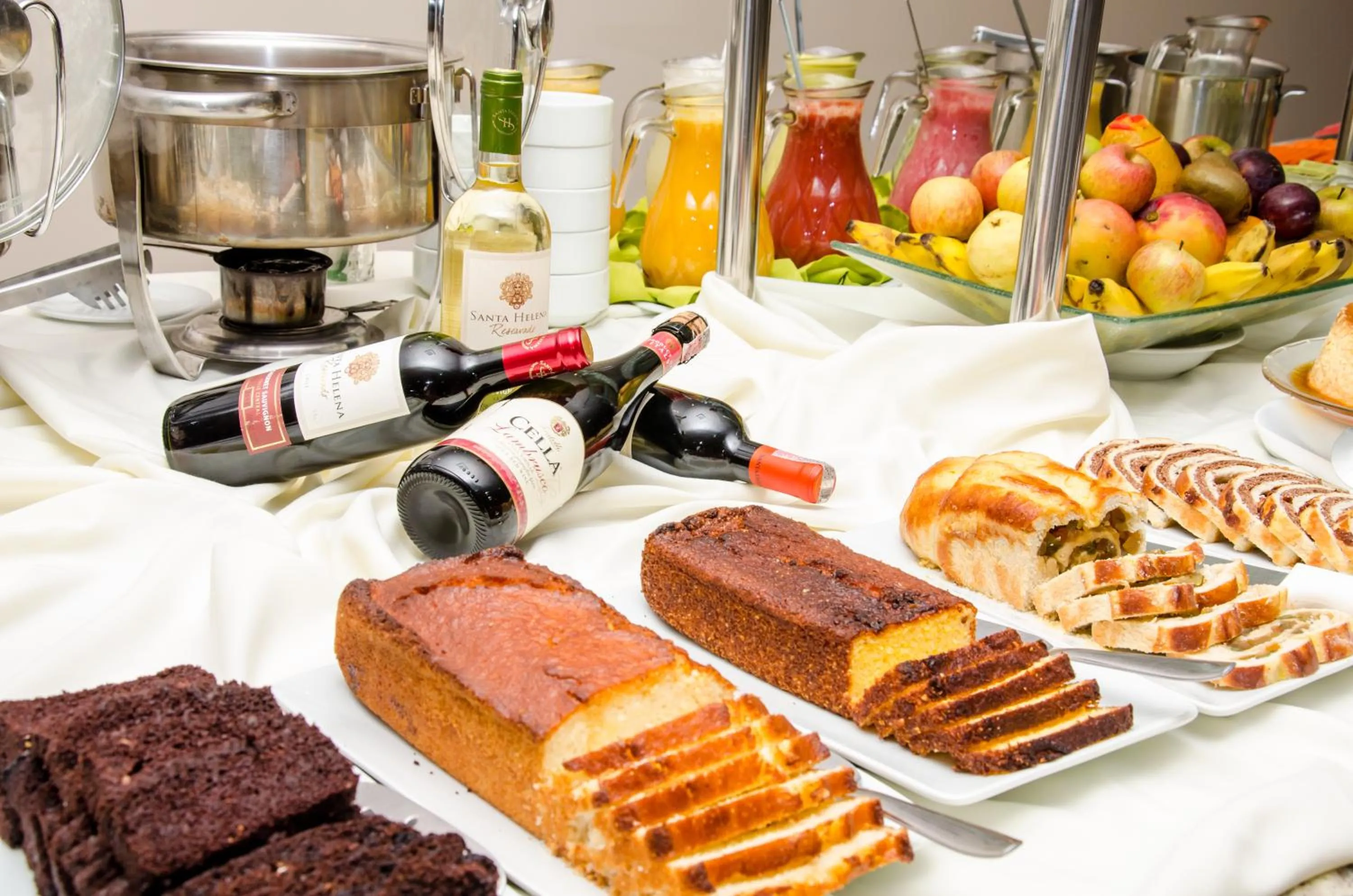 Buffet breakfast in Vale dos Carajás Hotel