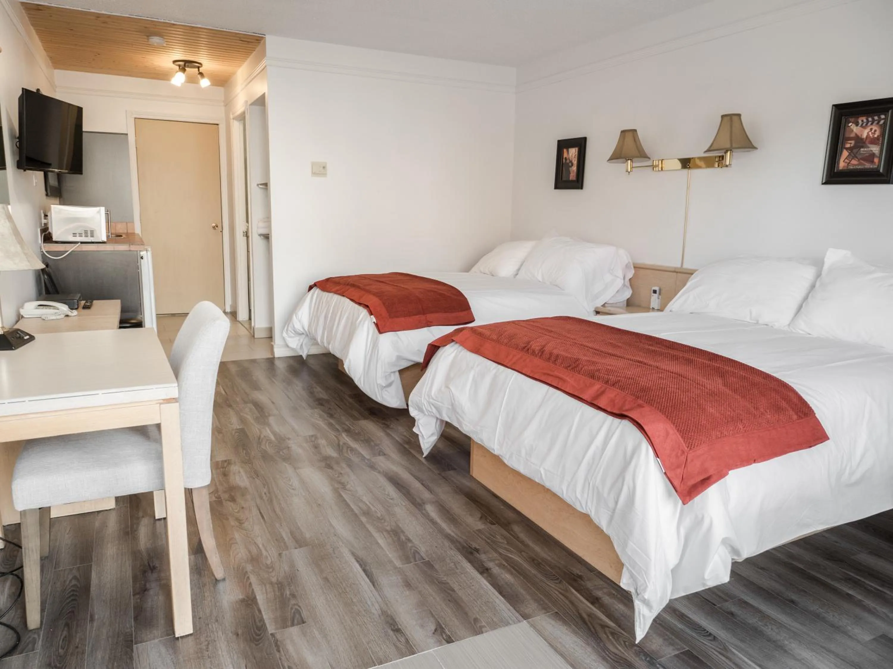 Photo of the whole room, Bed in Motel Classique