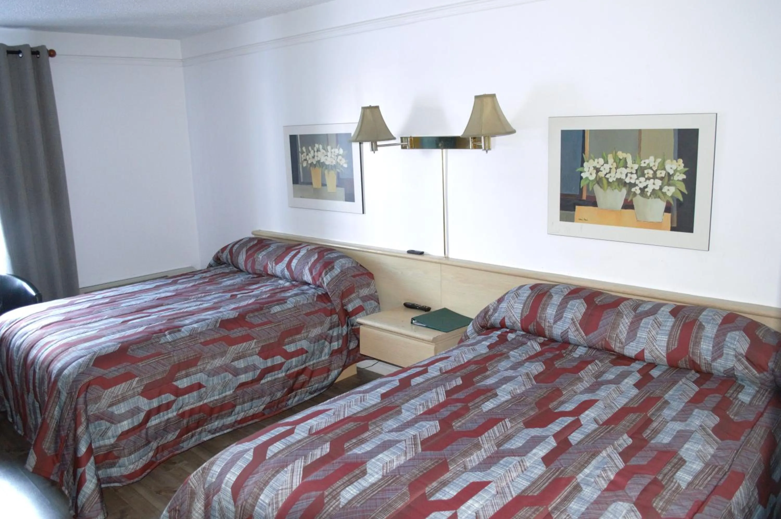 Bed in Motel Classique