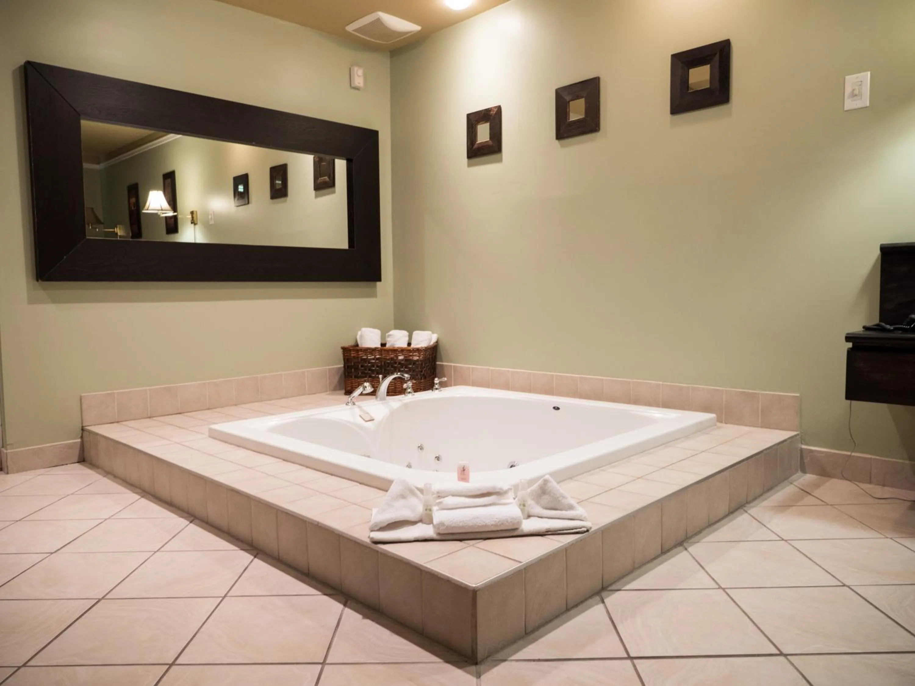 Bath in Motel Classique