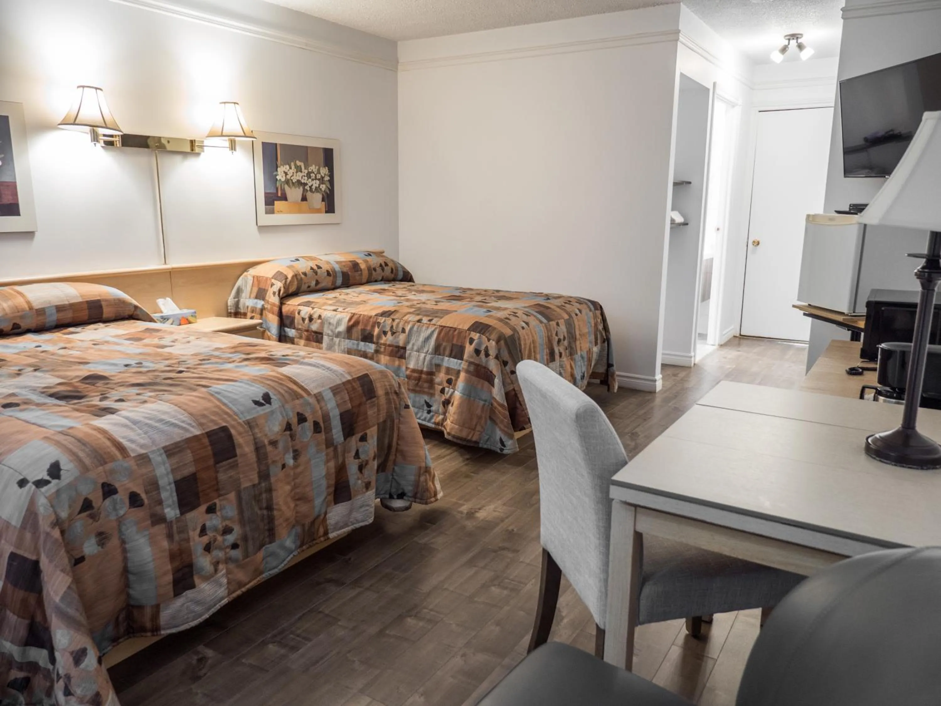 Photo of the whole room, Bed in Motel Classique