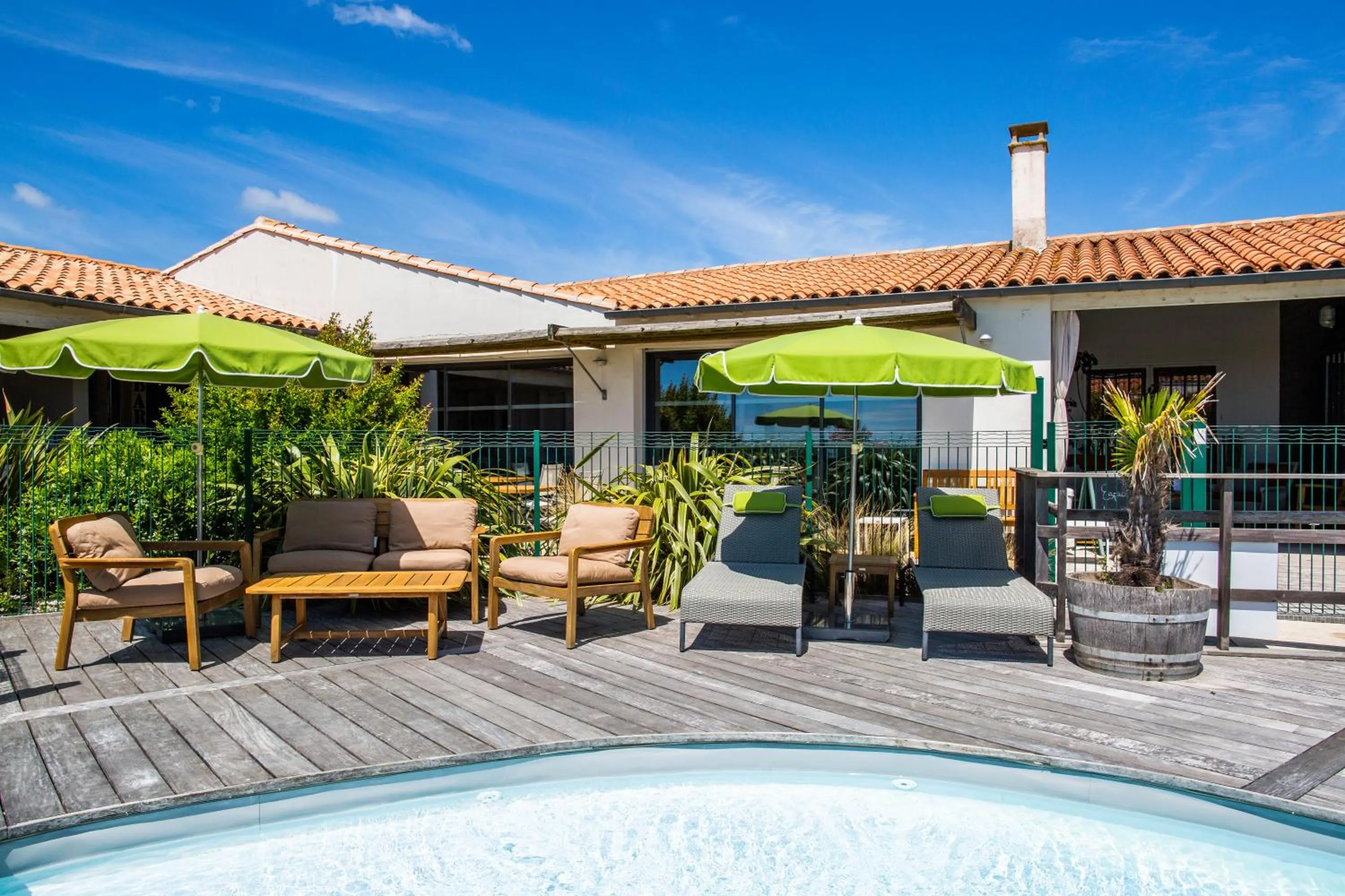 Swimming pool in Hôtel Les Vignes de la Chapelle, "The Originals Relais"