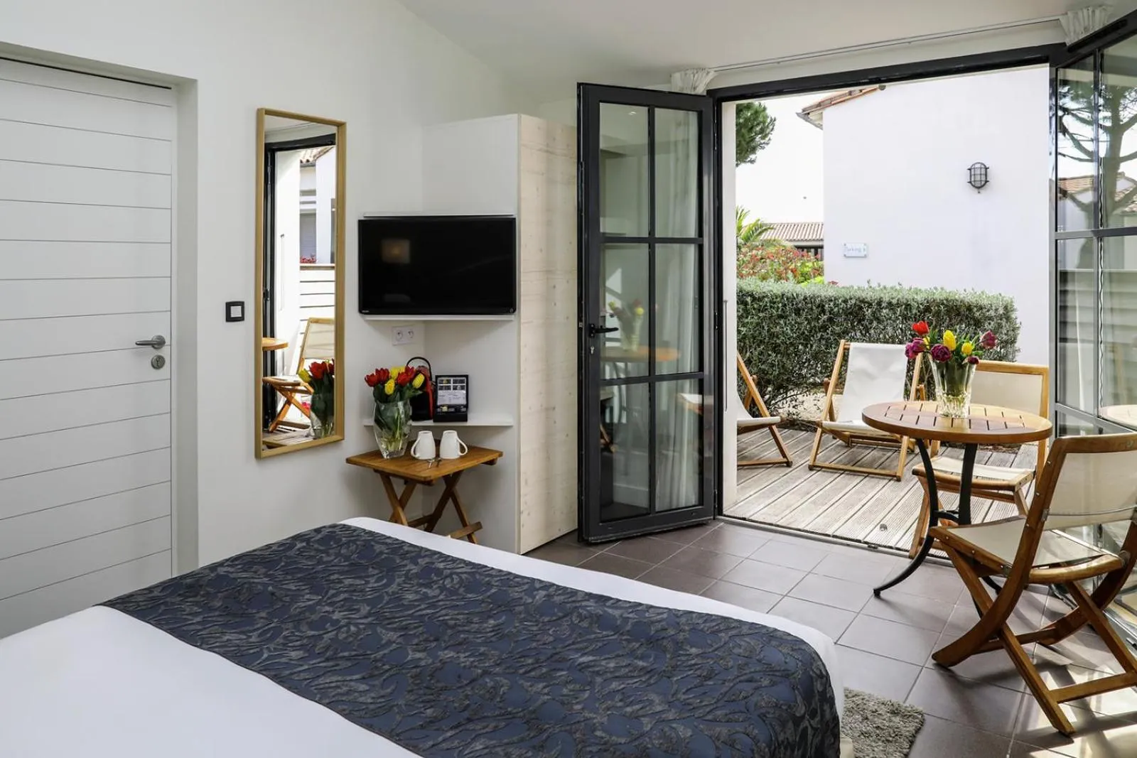 Photo of the whole room, Bed in Hôtel Les Vignes de la Chapelle, "The Originals Relais"