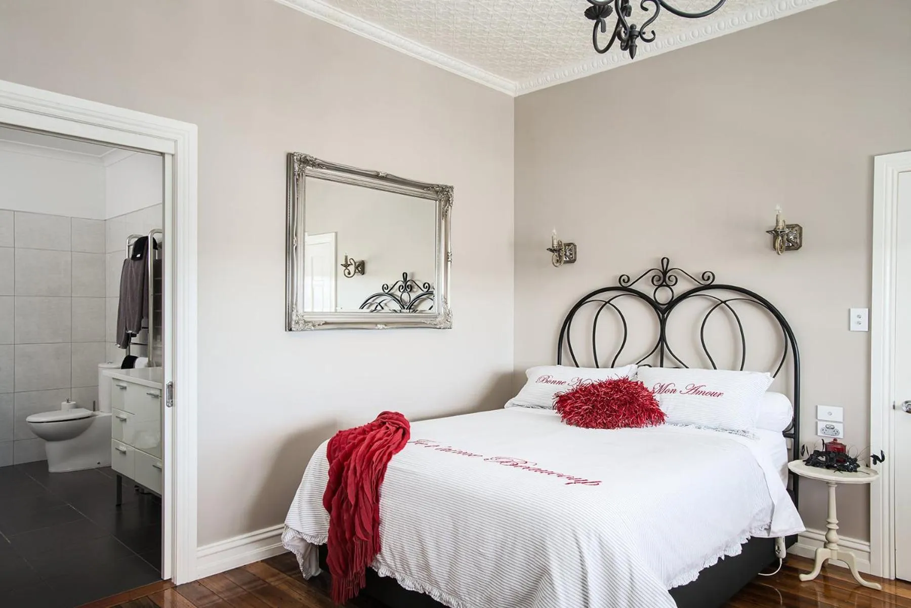 Bed in The Ark Stanley Luxury Bed and Breakfast