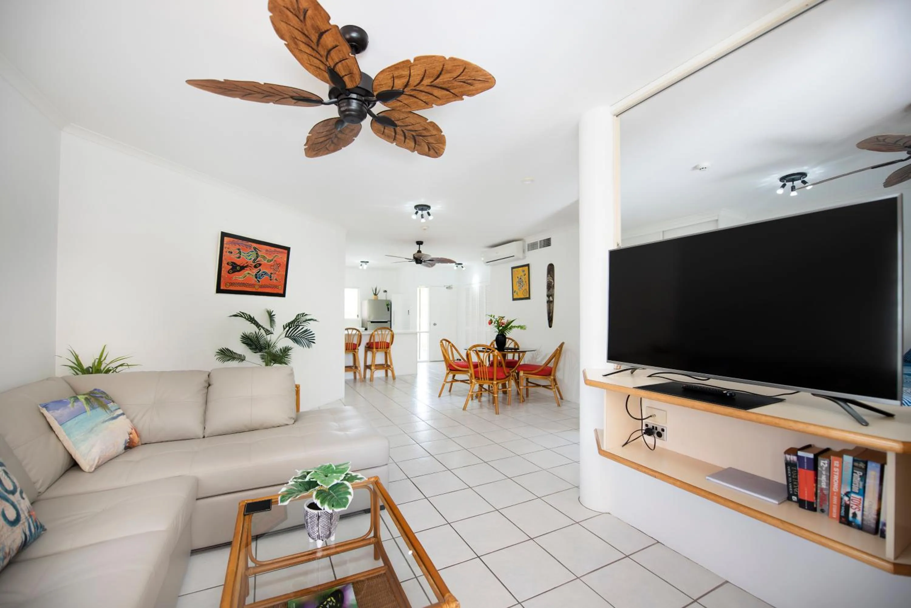 TV and multimedia in Golden Sands Beachfront Resort