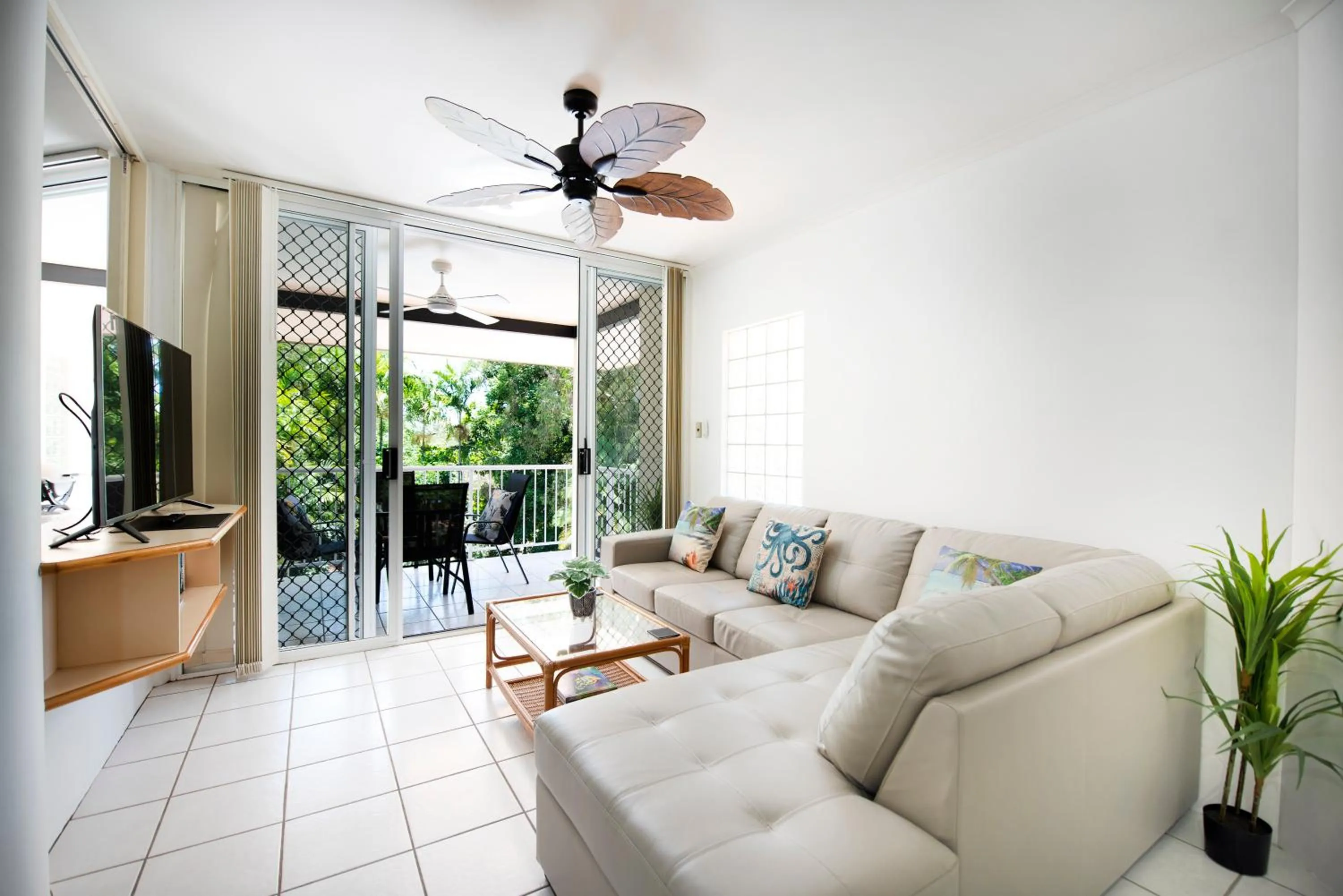 Seating area in Golden Sands Beachfront Resort