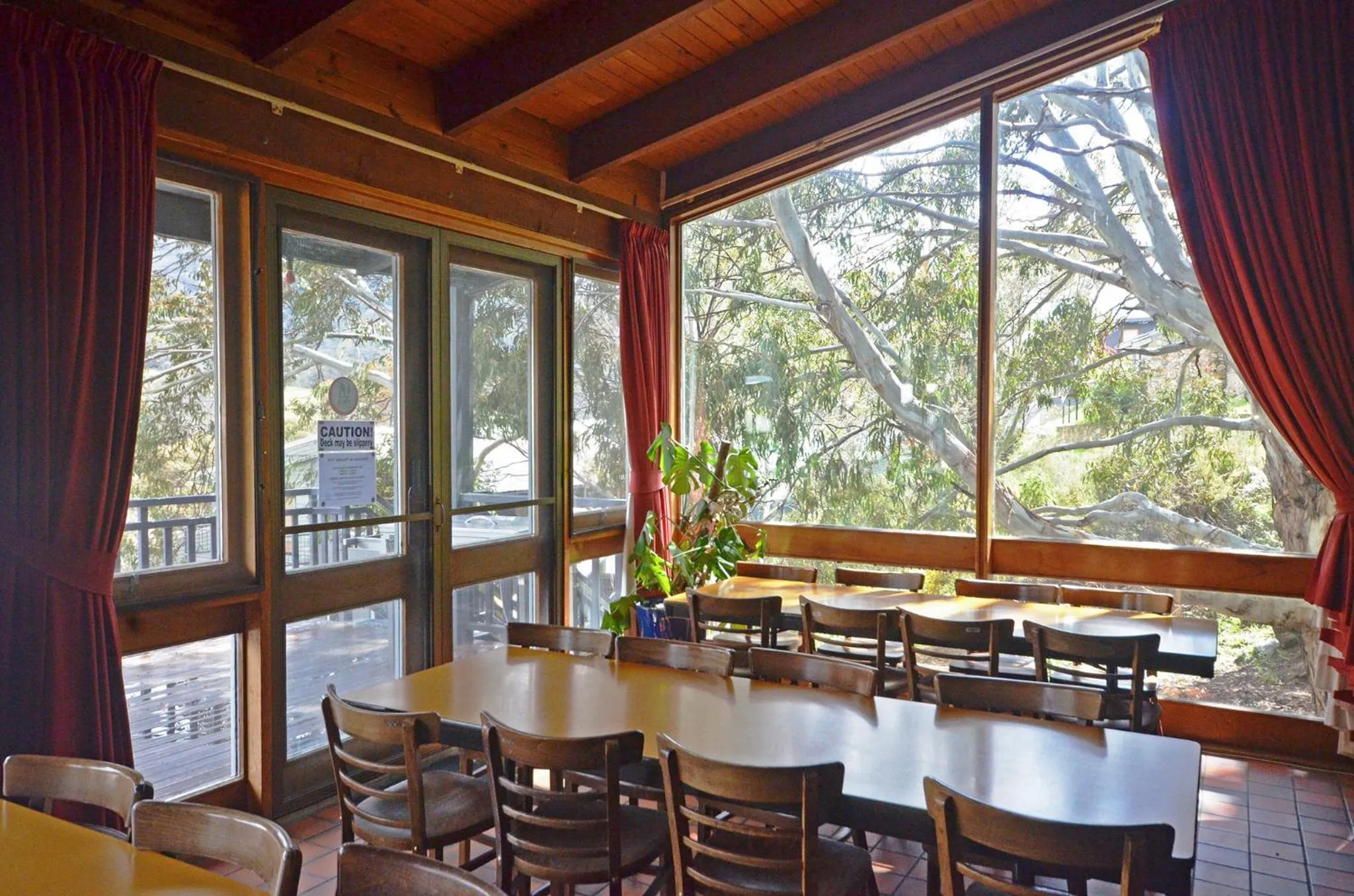 Dining area in YHA Thredbo