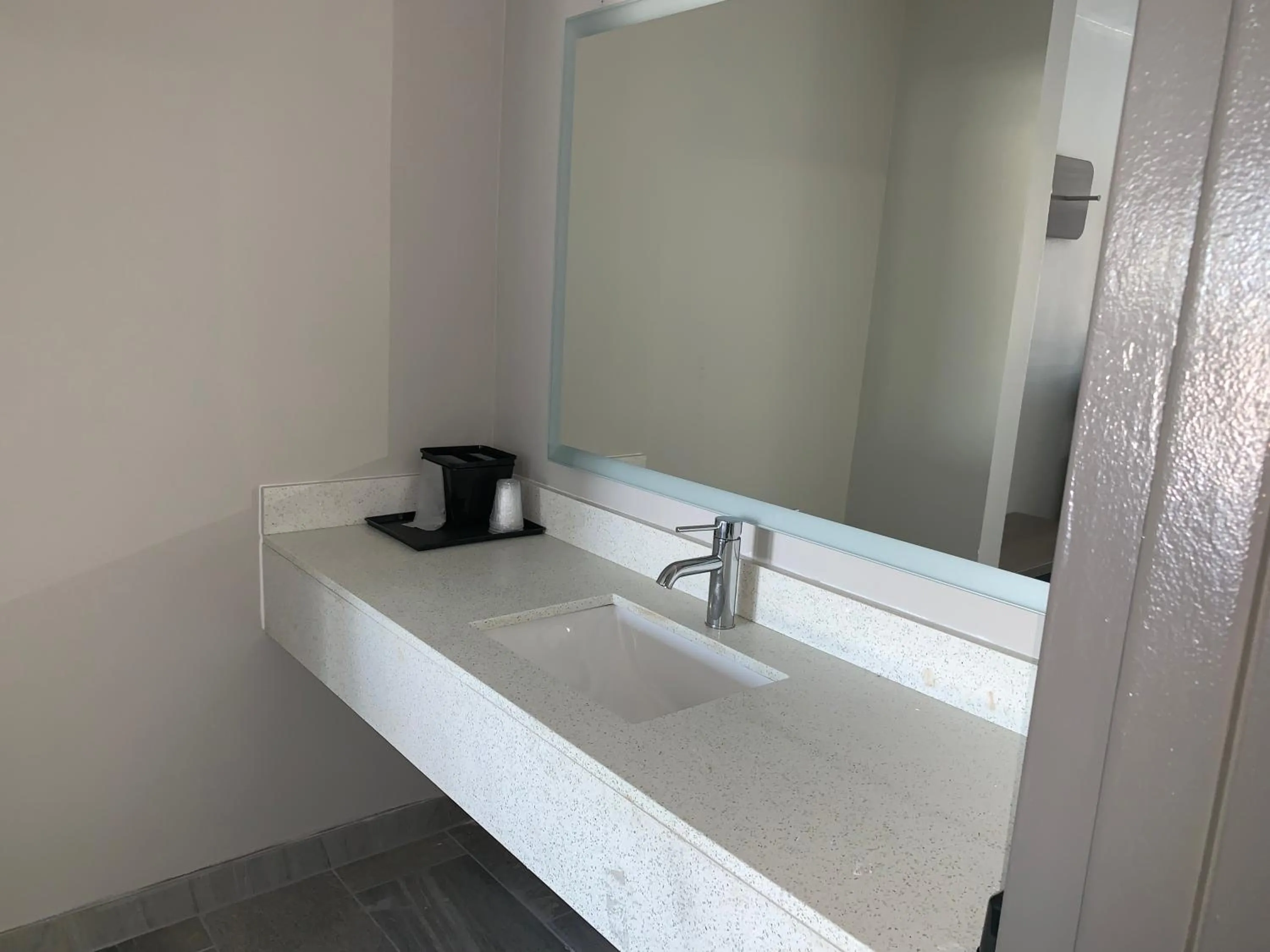 Super 8 by Wyndham Sulphur South