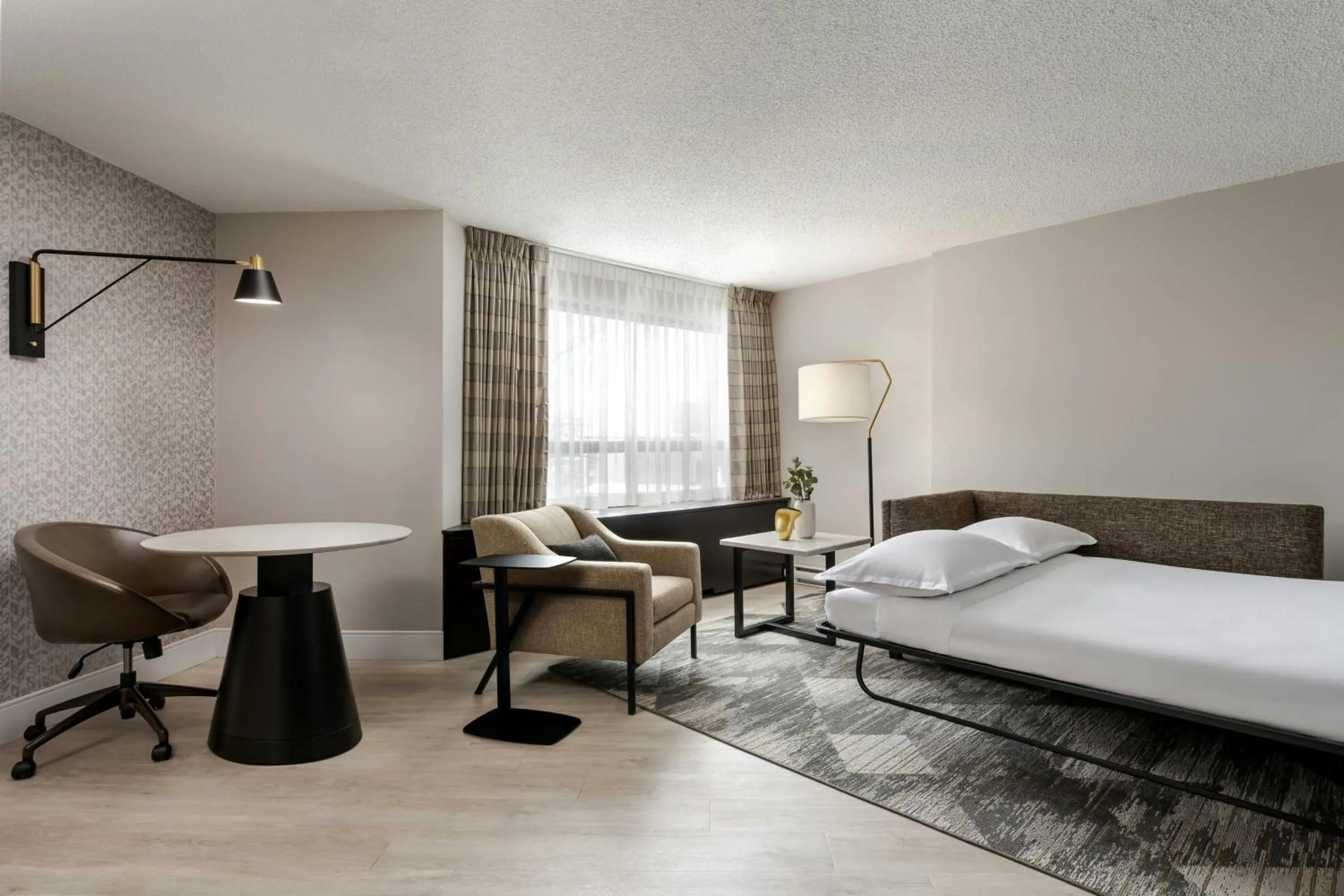 Photo of the whole room, Bed in Sheraton Montreal Airport Hotel