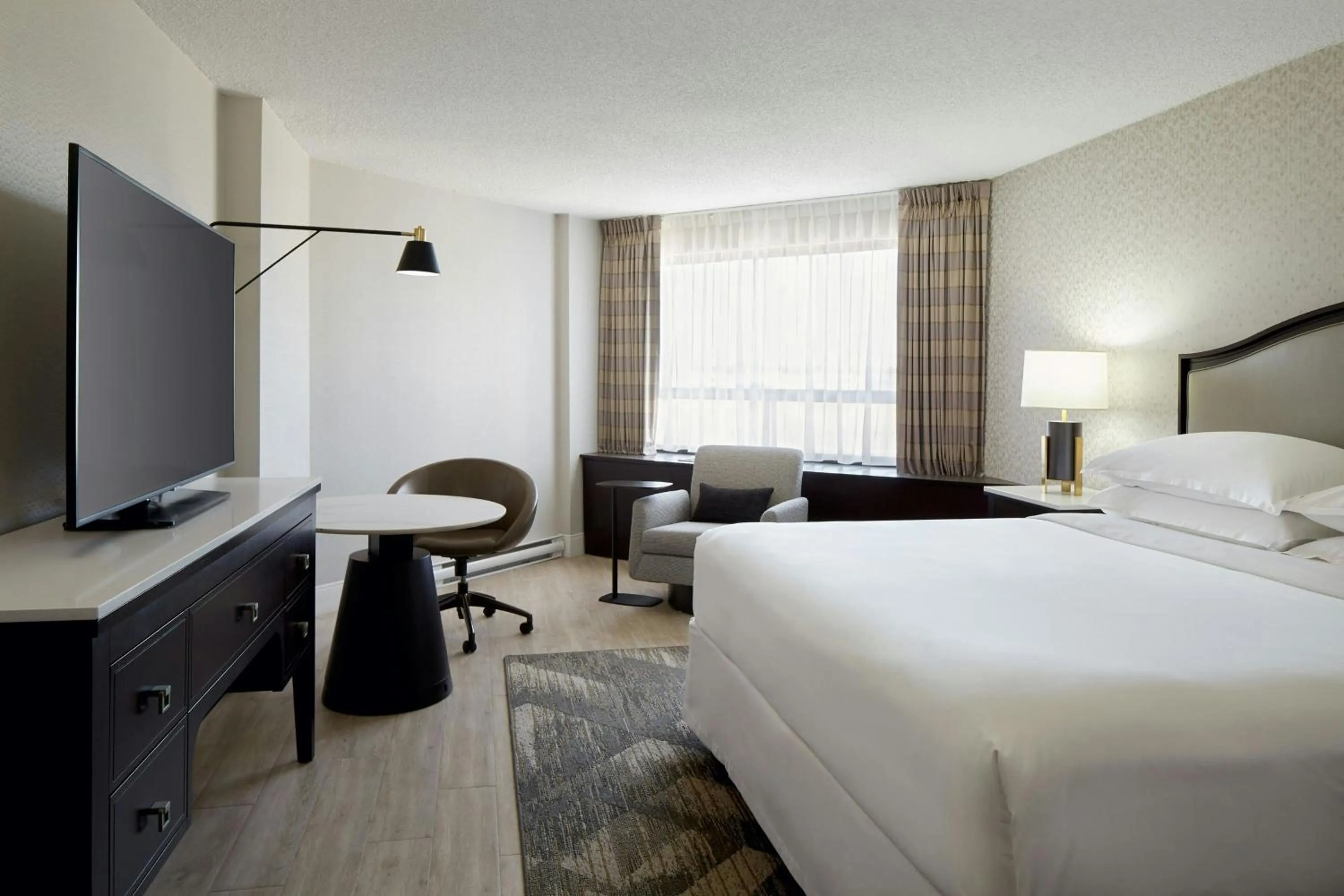 Photo of the whole room, Bed in Sheraton Montreal Airport Hotel