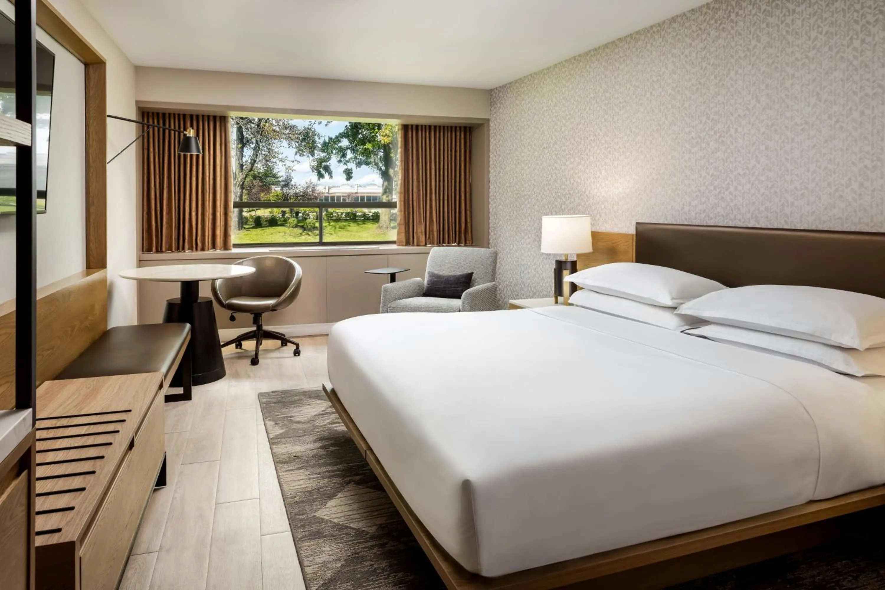 Bedroom, Bed in Sheraton Montreal Airport Hotel