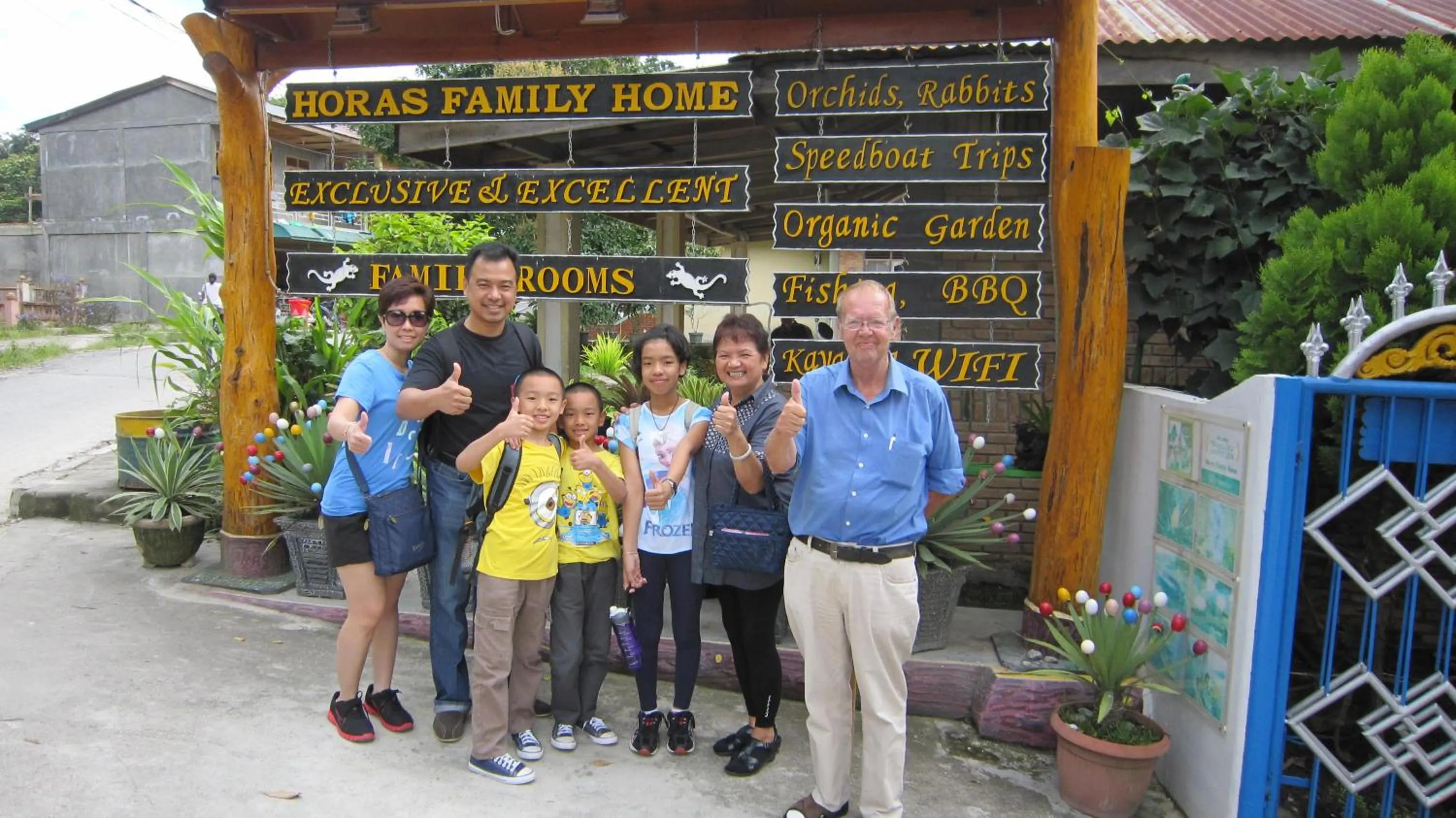 Facade/entrance in Horas Family Home