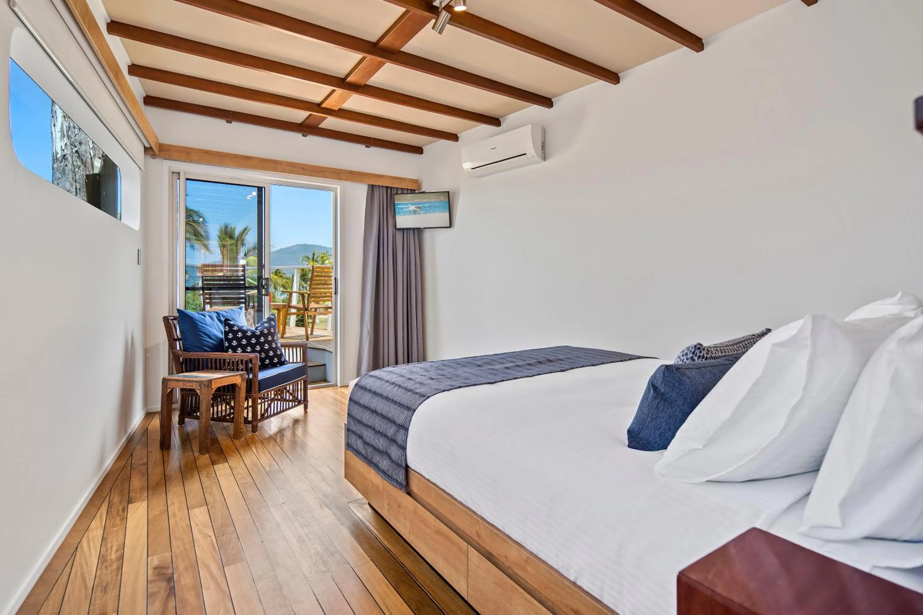 Balcony/Terrace, Bed in Freedom Shores Resort Airlie Beach