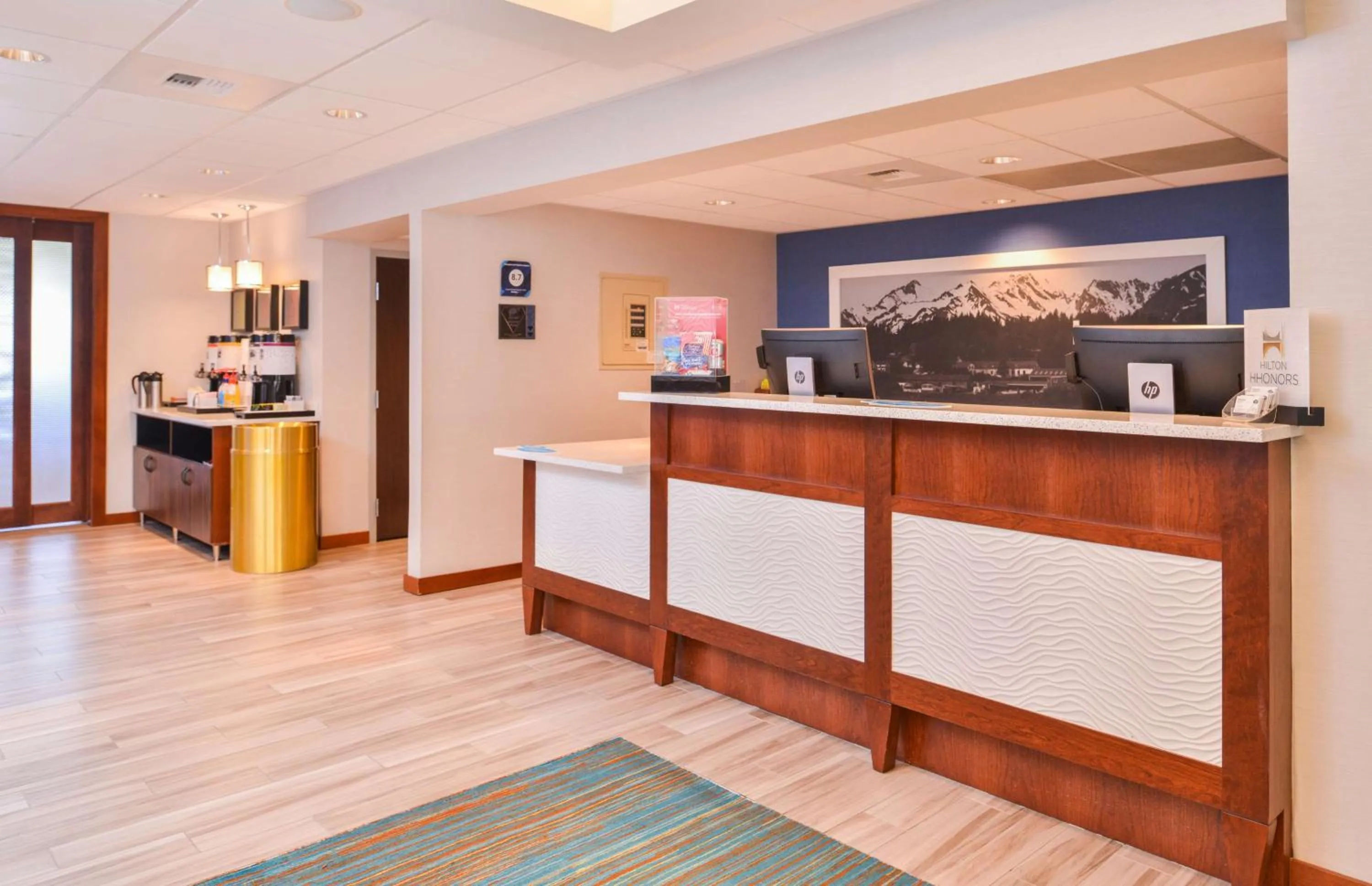 Lobby or reception in Hampton Inn Seattle Airport