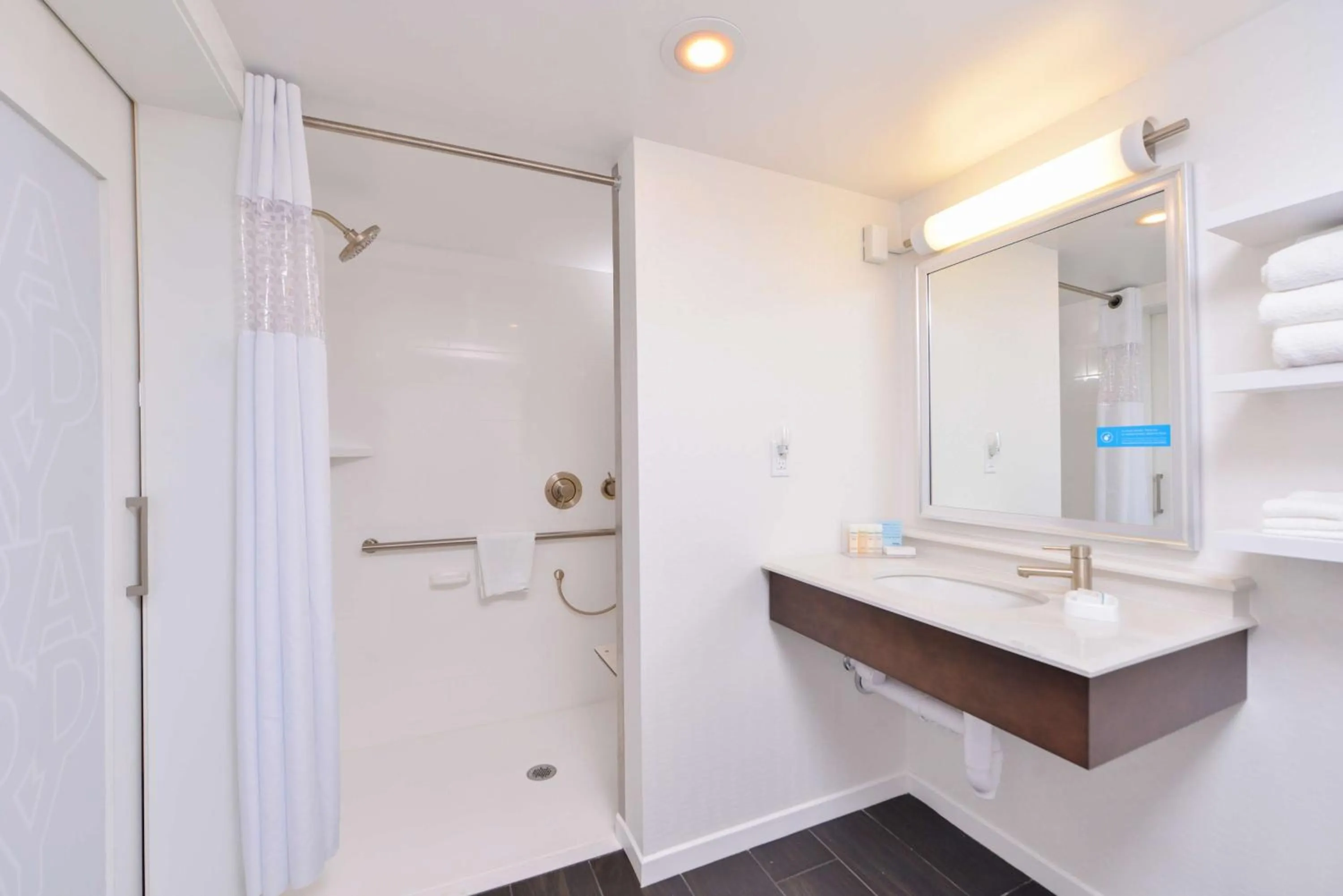 Bathroom in Hampton Inn Seattle Airport