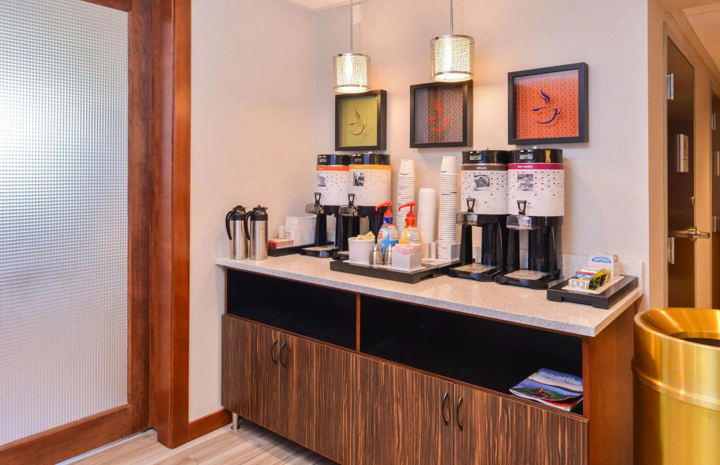 Restaurant/places to eat in Hampton Inn Seattle Airport