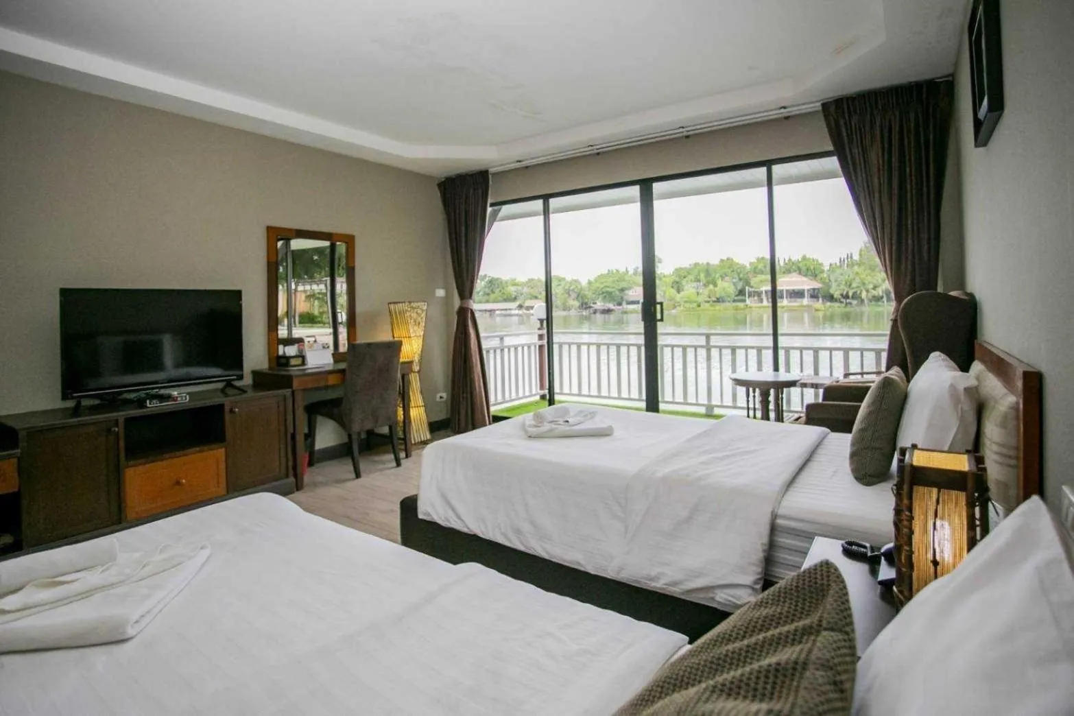 Photo of the whole room, Bed in Chawalun Resort