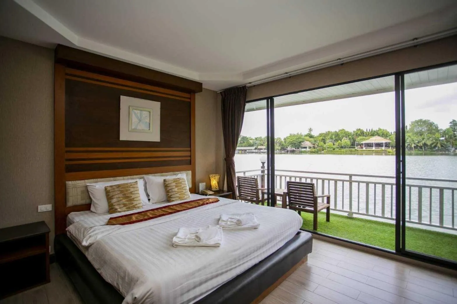 Balcony/Terrace, Bed in Chawalun Resort