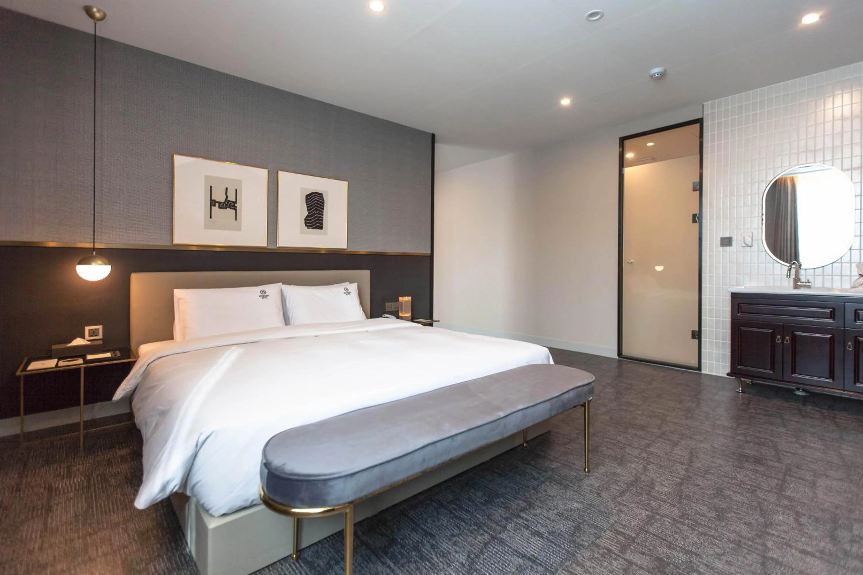 Shower, Bed in Browndot Business Seomyeon