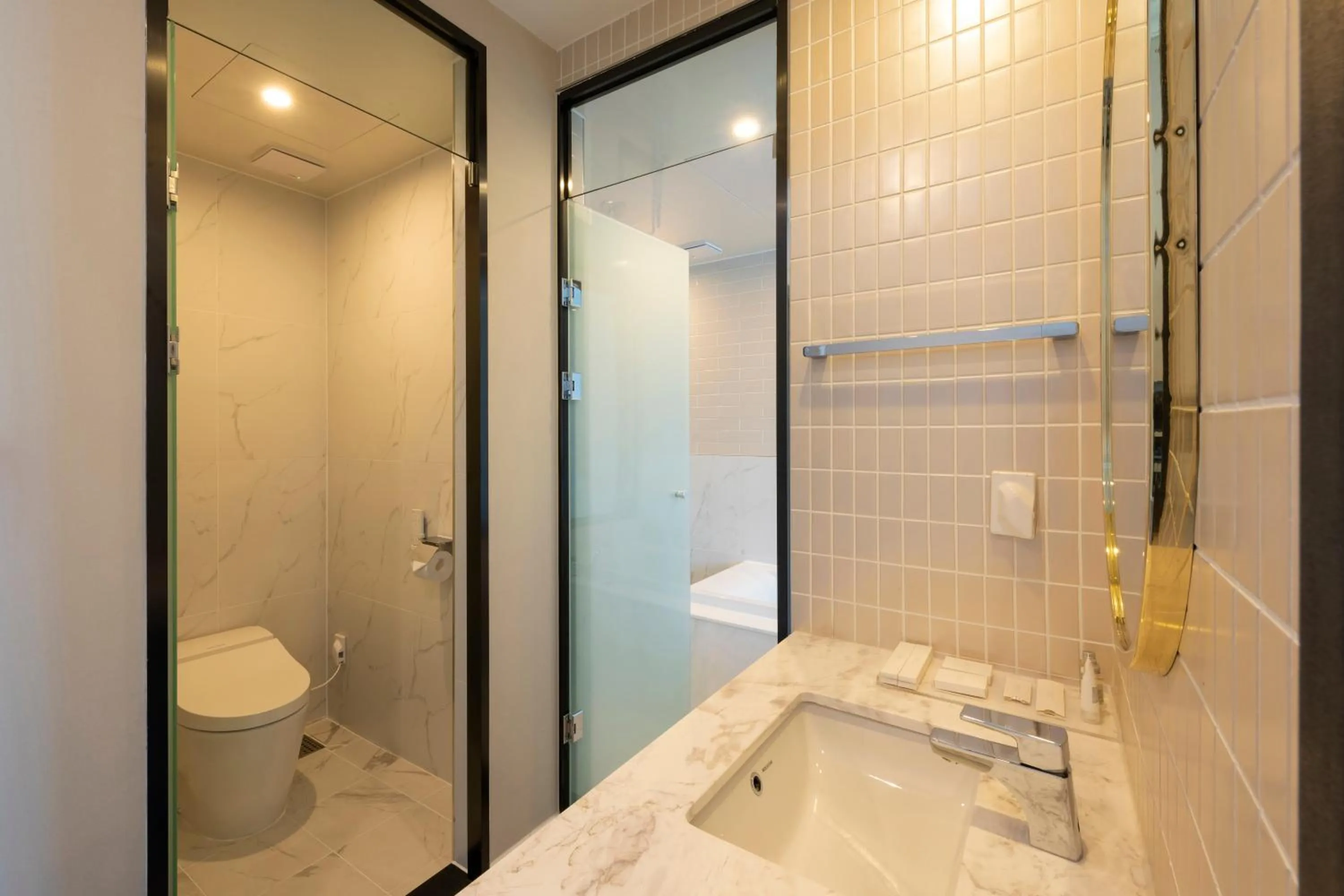 Shower in Browndot Business Seomyeon