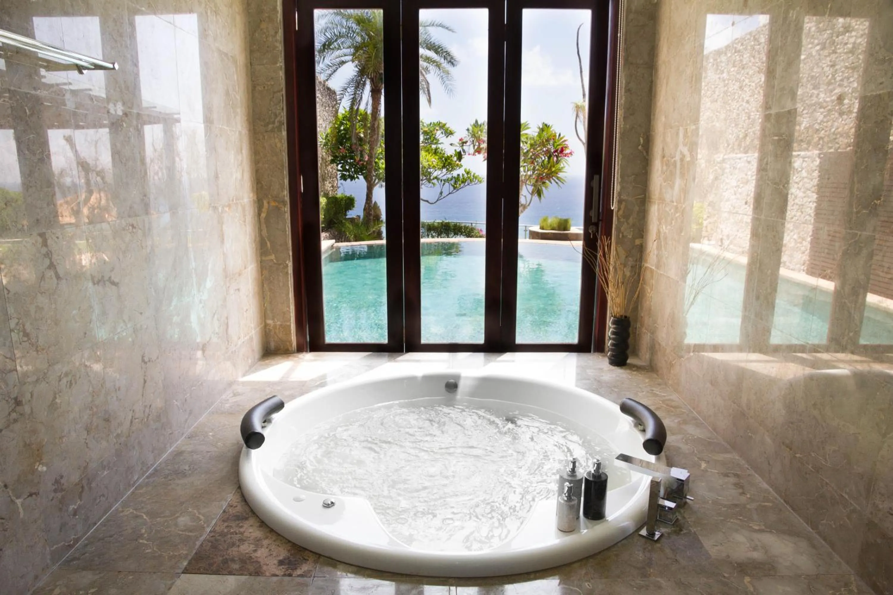 Hot Tub in Villa Maiara