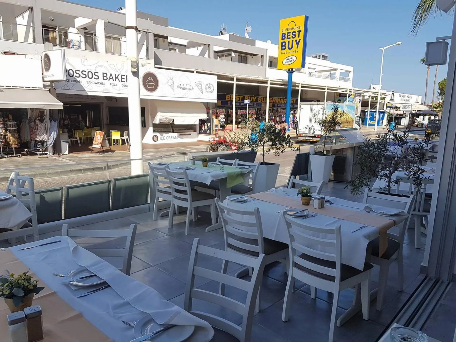 Restaurant/places to eat in Melini Hotel Suites