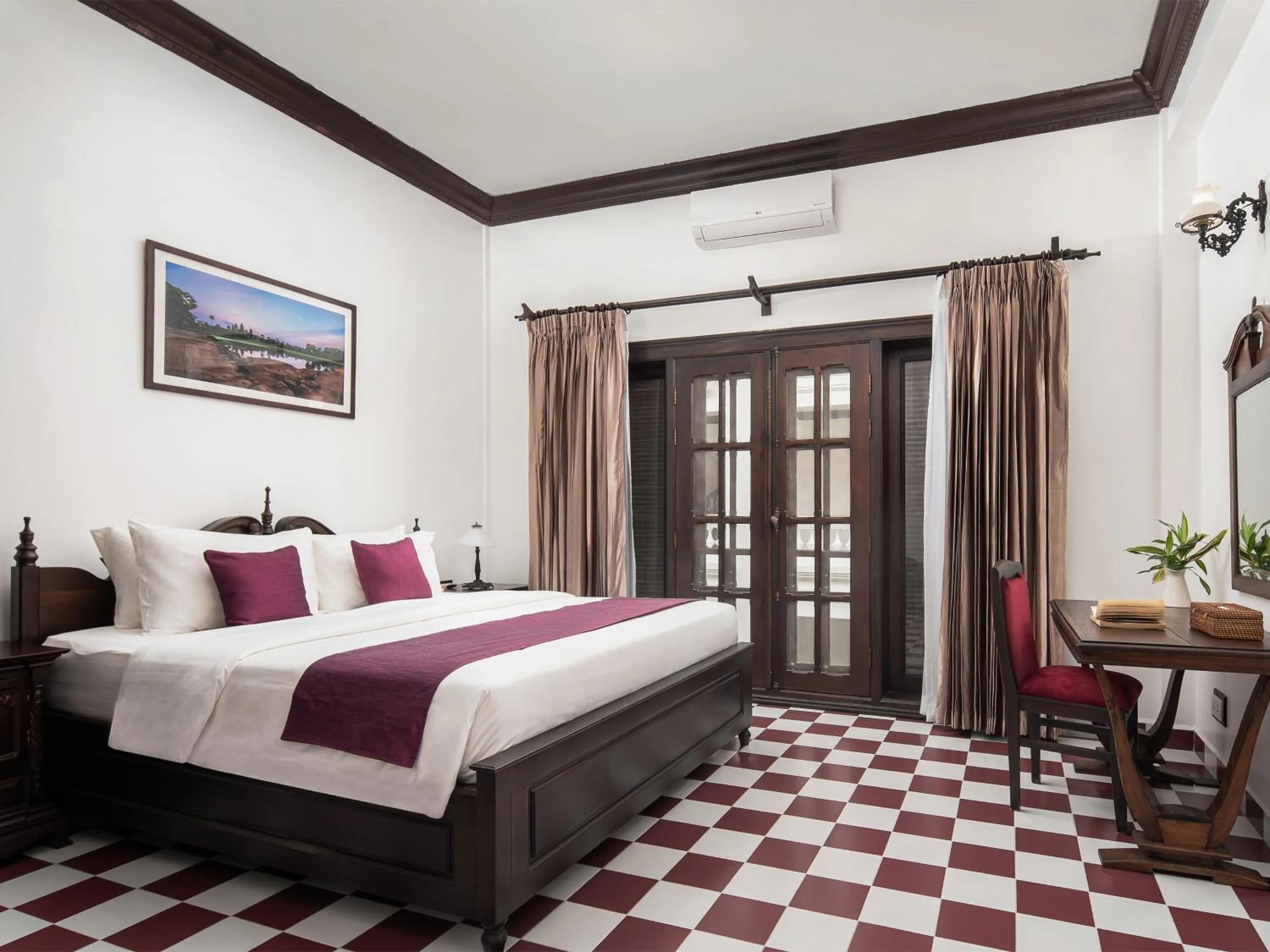 Bed in Chateau d'Angkor La Residence